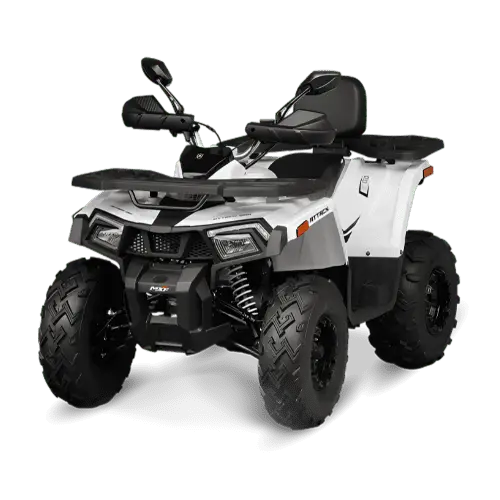 ]Quadriciclo MXF Attack 200 branco em ângulo frontal na MXF Burt Motos em Campinas. A imagem destaca o porte grande do veículo, faróis de LED com DLR e bagageiro dianteiro