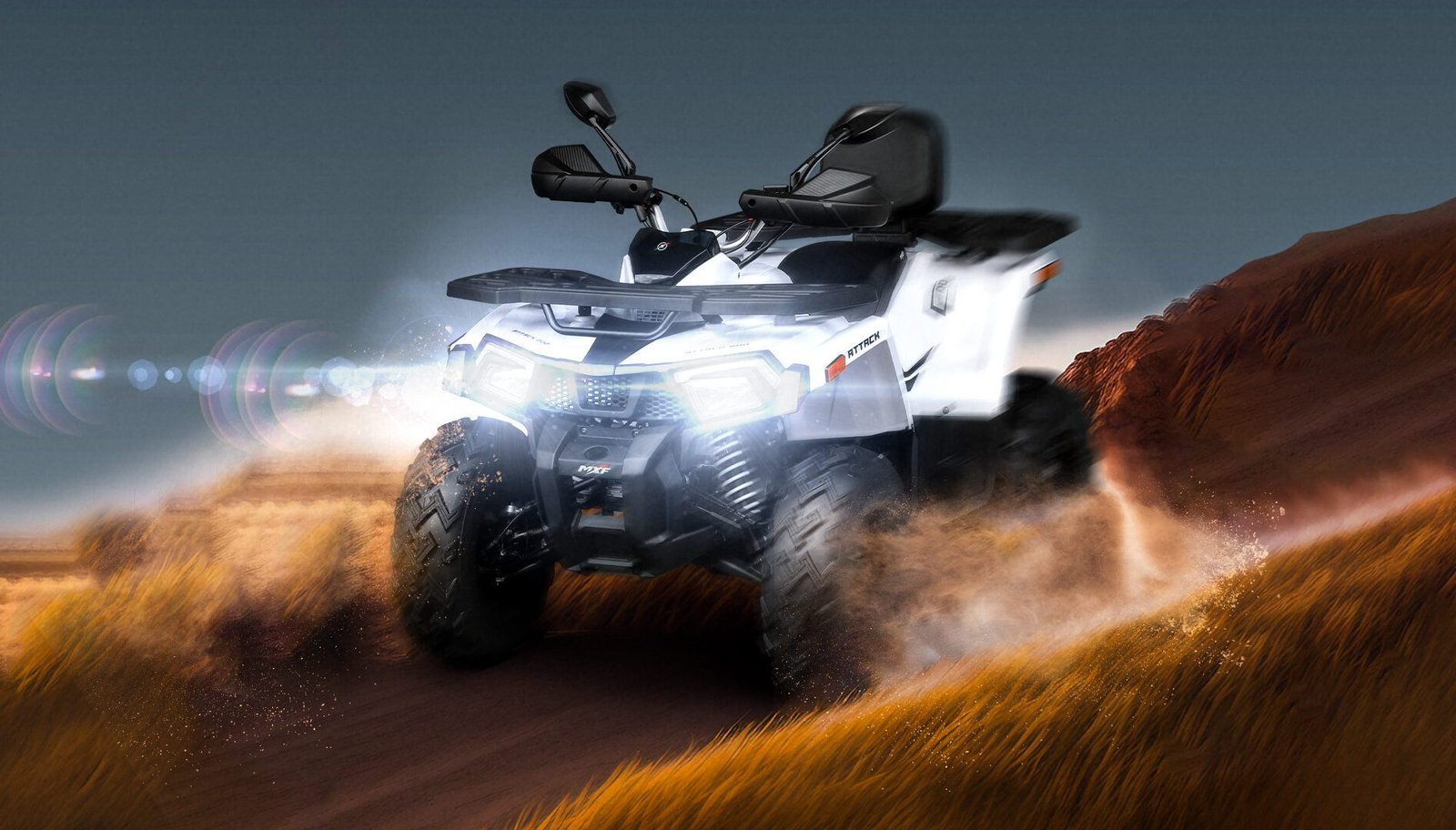 Close-up dos faróis de LED com luz de rodagem diurna (DLR) integrada do quadriciclo MXF Attack 200 na MXF Burt Motos em Campinas.