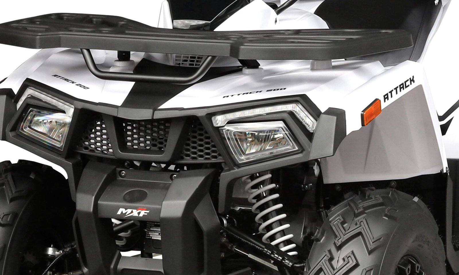 Detalhe dos bagageiros dianteiro e traseiro reforçados do quadriciclo MXF Attack 200 na revenda MXF Burt Motos em Campinas.