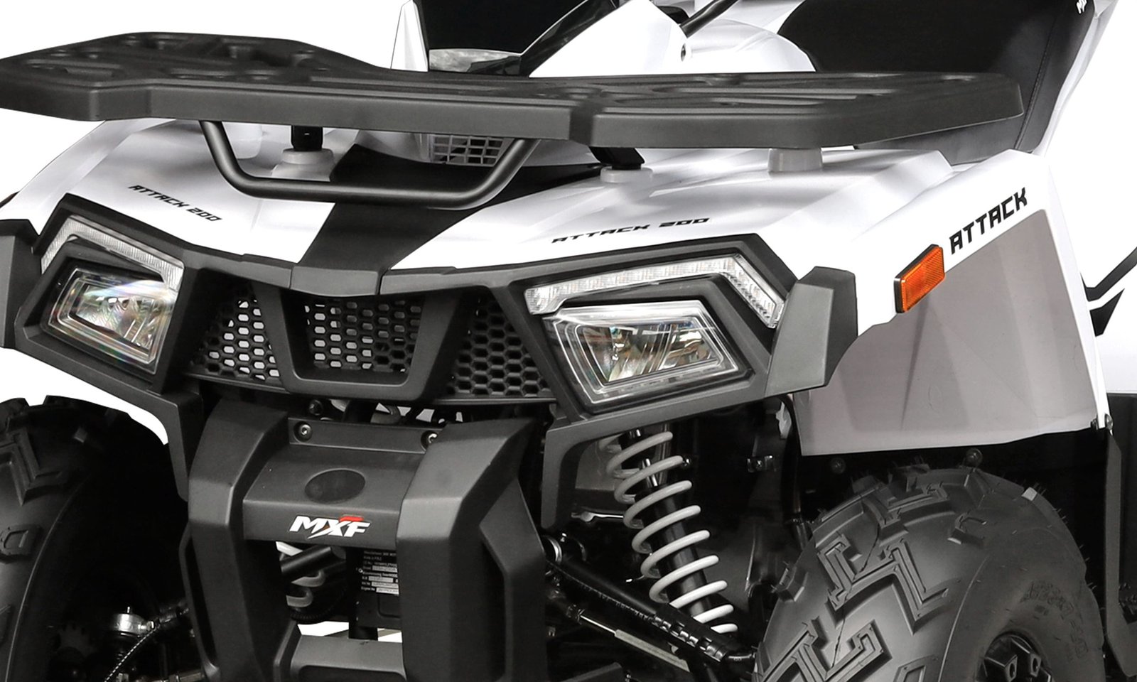 Detalhe dos bagageiros dianteiro e traseiro reforçados do quadriciclo MXF Attack 200 na revenda MXF Burt Motos em Campinas.