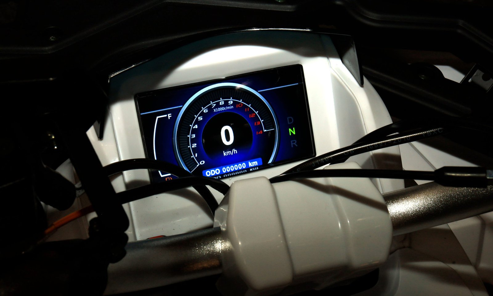 Close-up do painel 100% digital TFT colorido do quadriciclo MXF Attack 200 na MXF Burt Motos em Campinas. A imagem destaca o velocímetro digital, conta-giros e indicador de marcha N (neutro).