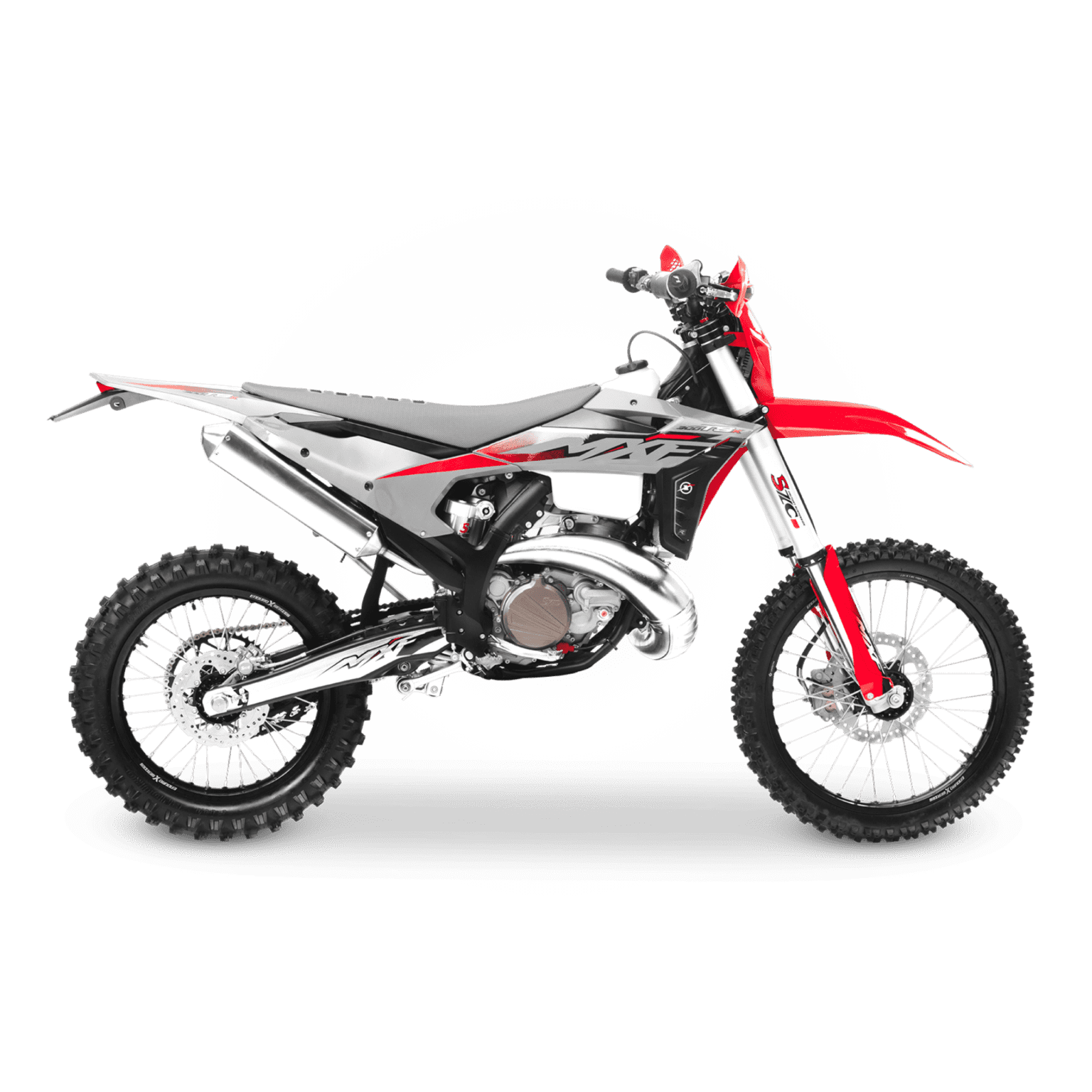 Perfil lateral completo da MXF 300 TSX vermelha e cinza, destacando o motor 2 tempos e o escapamento de câmara de expansão.