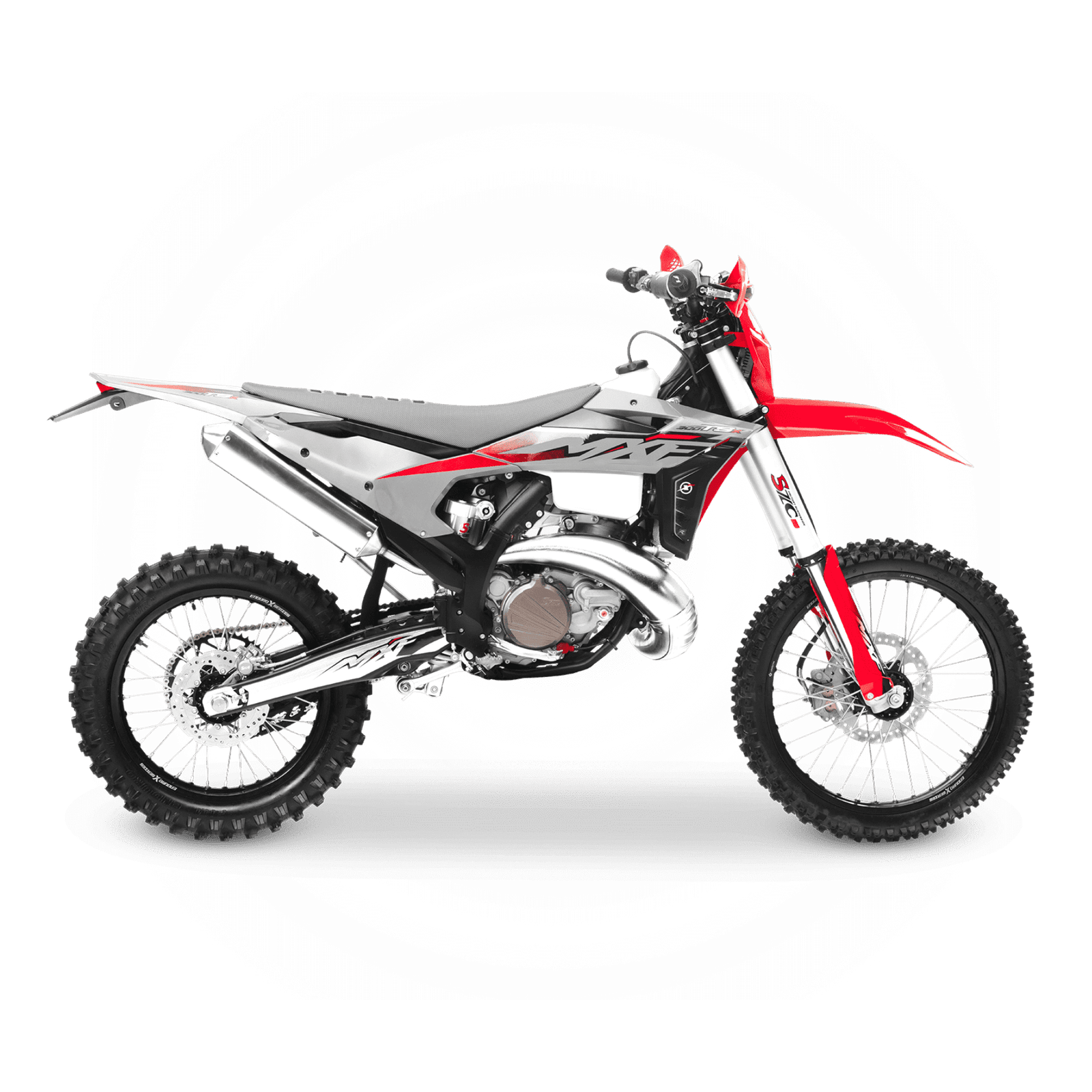 Perfil lateral completo da MXF 300 TSX vermelha e cinza, destacando o motor 2 tempos e o escapamento de câmara de expansão.