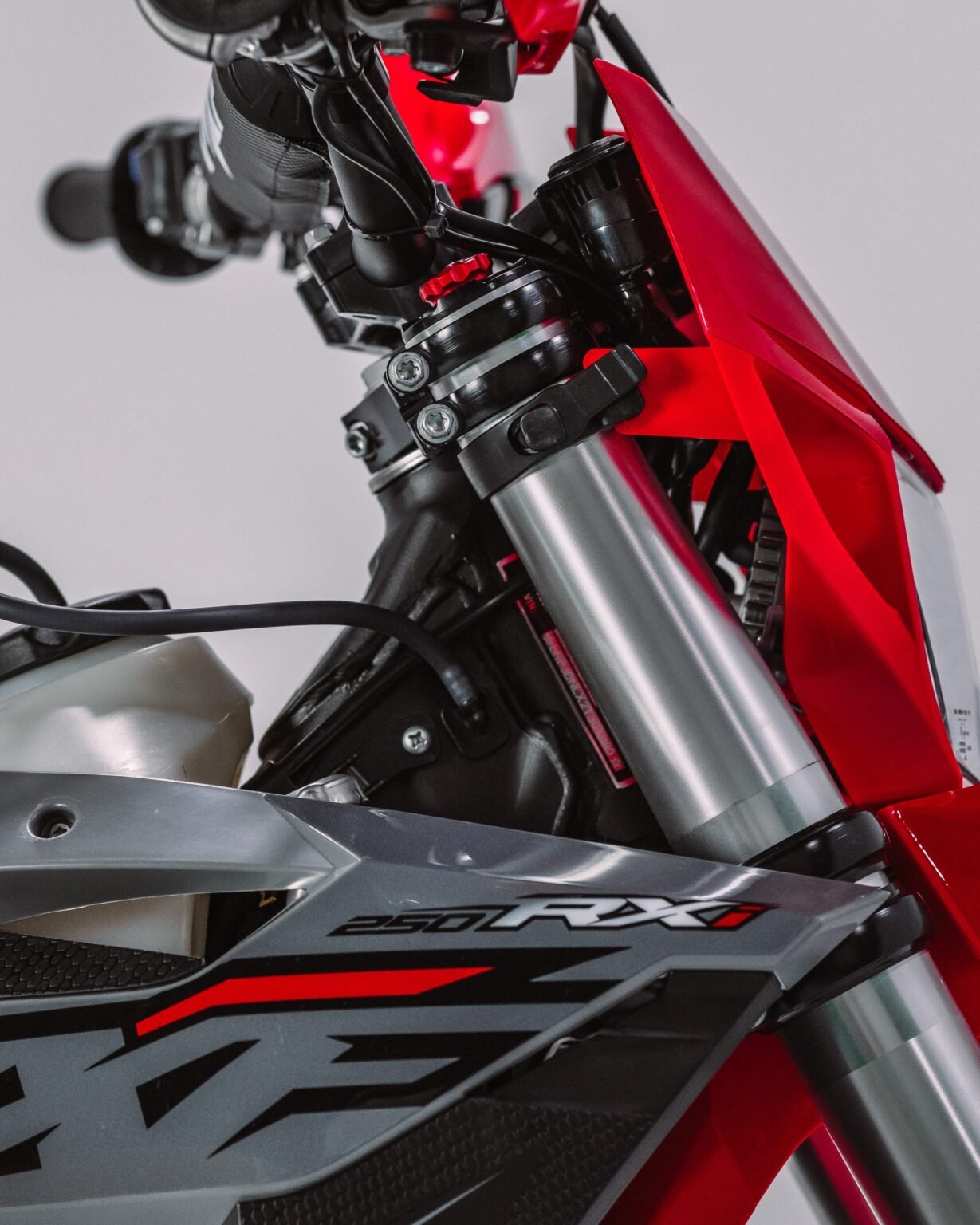 Detalhe da suspensão dianteira invertida e mesa superior da MXF 250 RXi.