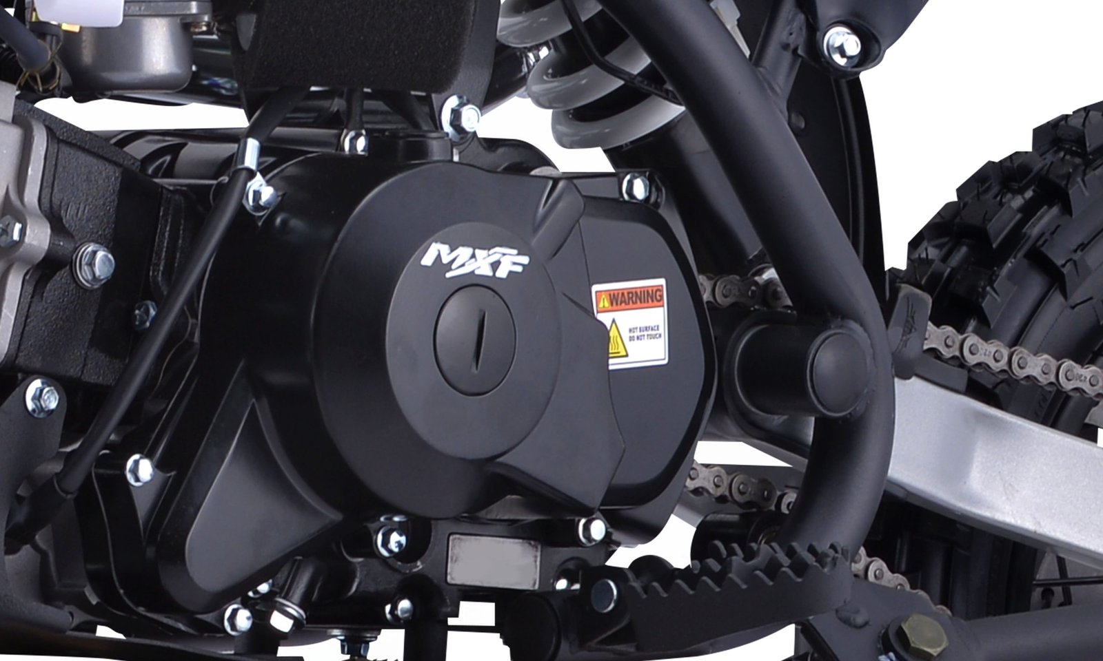 Close-up no bloco do motor 90cc 4 tempos da Pro Racing 90, com câmbio automático.