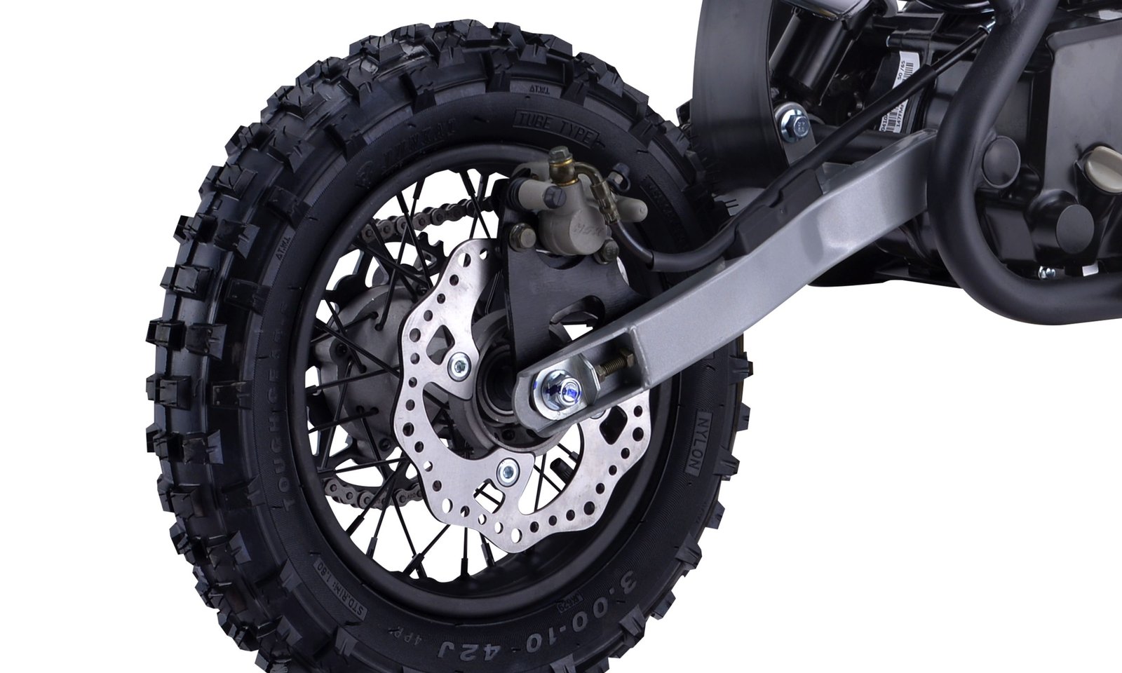 Detalhe da roda traseira da Pro Racing 90, mostrando o freio hidráulico a disco ventilado e o braço oscilante.