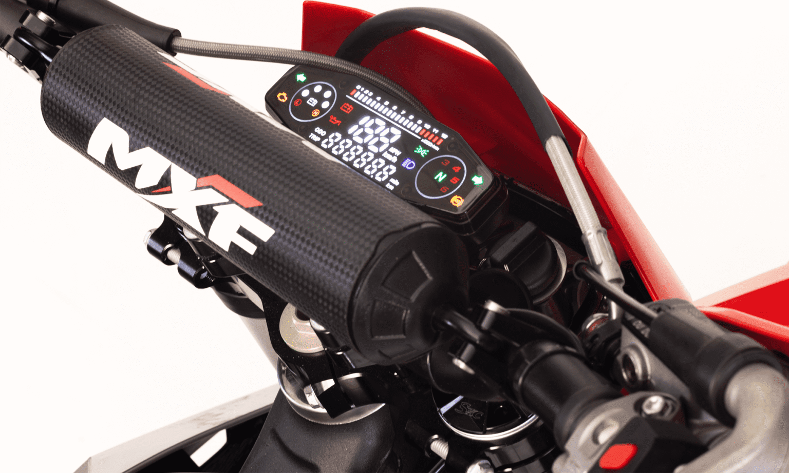 Painel digital da MXF 250 TSX iluminado com velocímetro, conta-giros e indicador de marchas (N em verde).