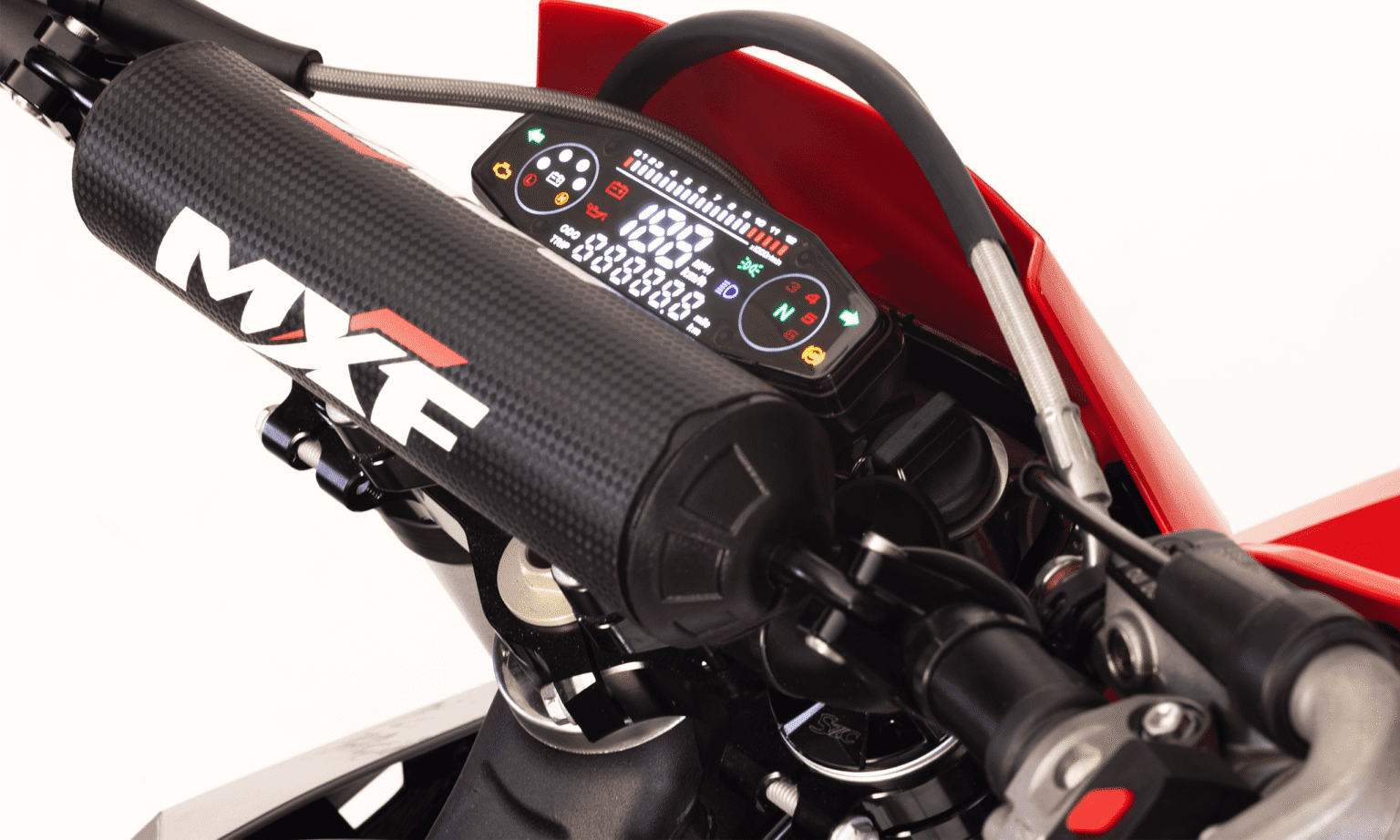 Painel digital da MXF 300 TSX iluminado mostrando velocímetro, conta-giros e indicador de marchas (N em verde).