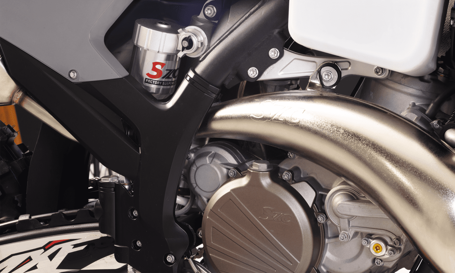 Detalhe do pedal de câmbio retrátil e do protetor de quadro integrado com o motor 2T da 300 TSX.