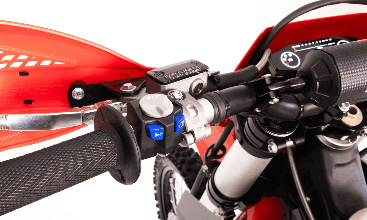 Detalhe da suspensão dianteira invertida e mesa superior da MXF 300 TSX com ajustes vermelhos.