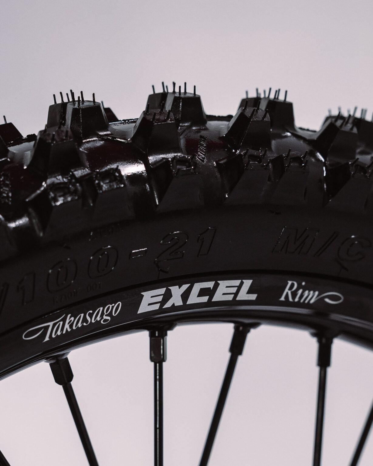 Detalhe dos aros Excel Takasago Japan de alta resistência na moto MXF 250 RXi-R.