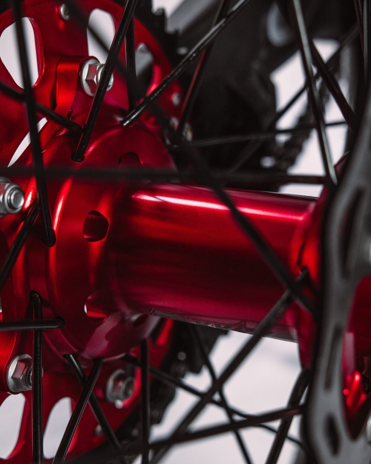 Detalhe dos cubos de roda usinados em CNC com anodização vermelha da MXF 250 RXI-R.