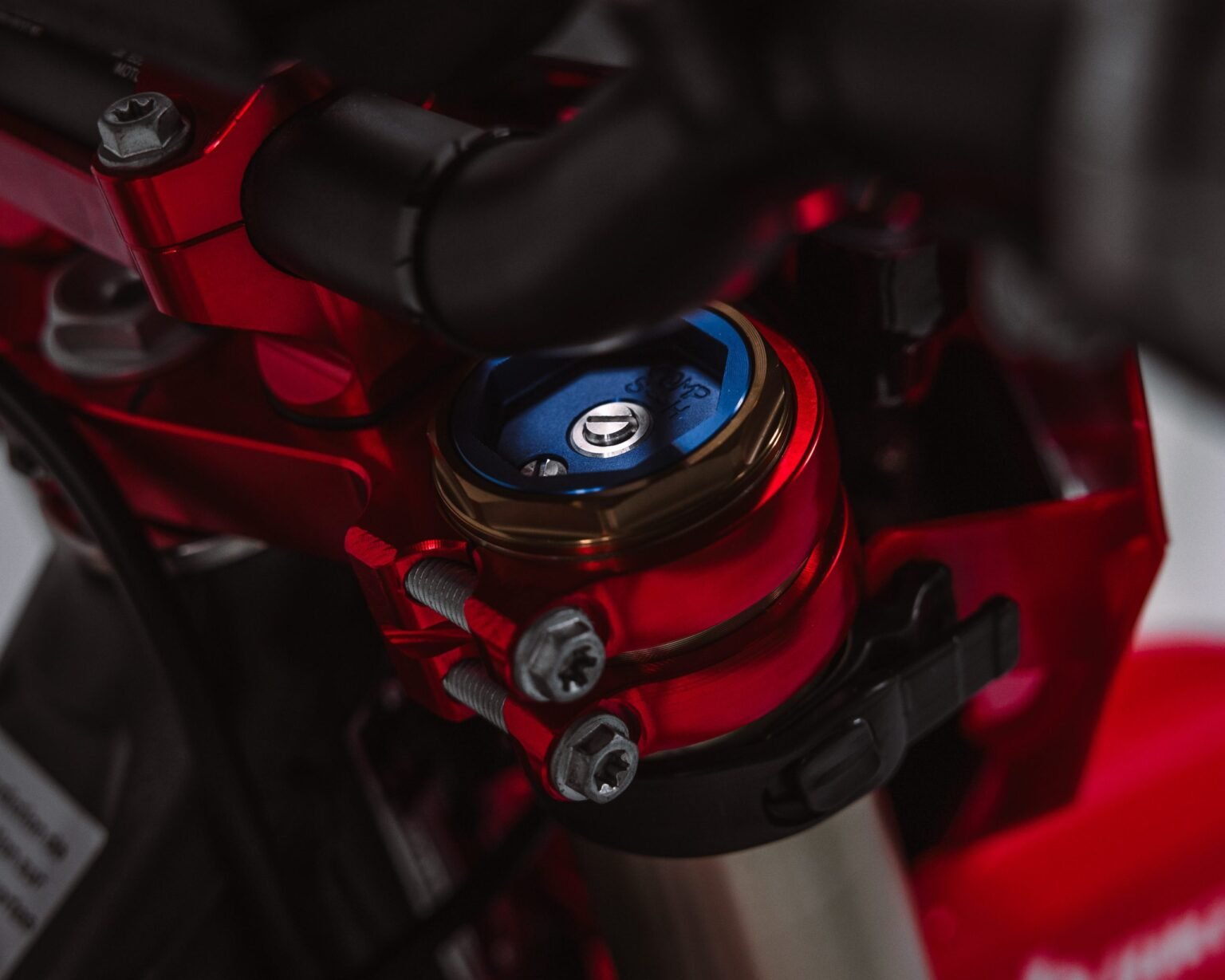 Detalhe das mesas de direção em alumínio naval usinadas em CNC da MXF 250 RXI-R.