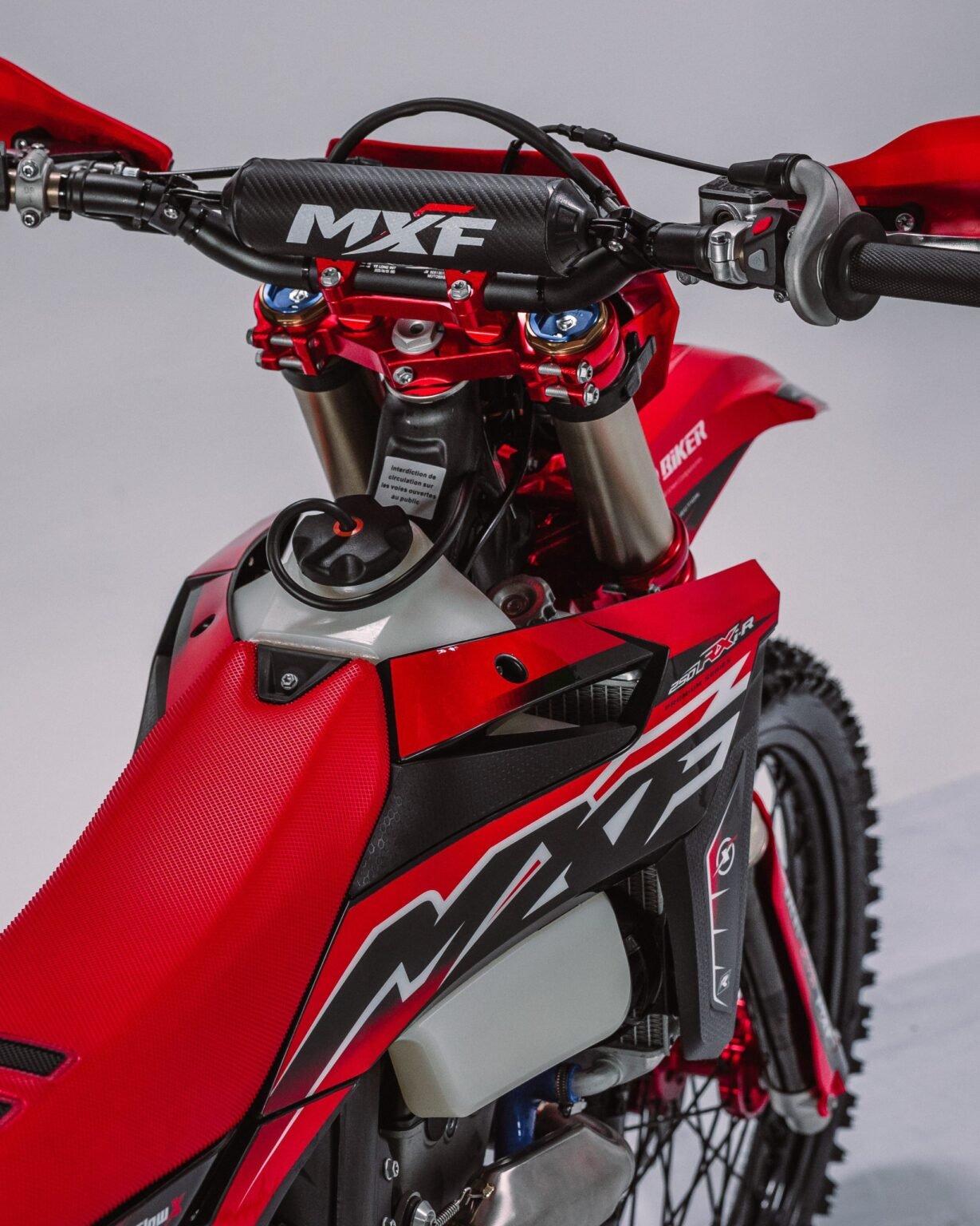 Visão superior do cockpit da MXF 250 RXI-R destacando o bocal do tanque e guidão cross-bar.