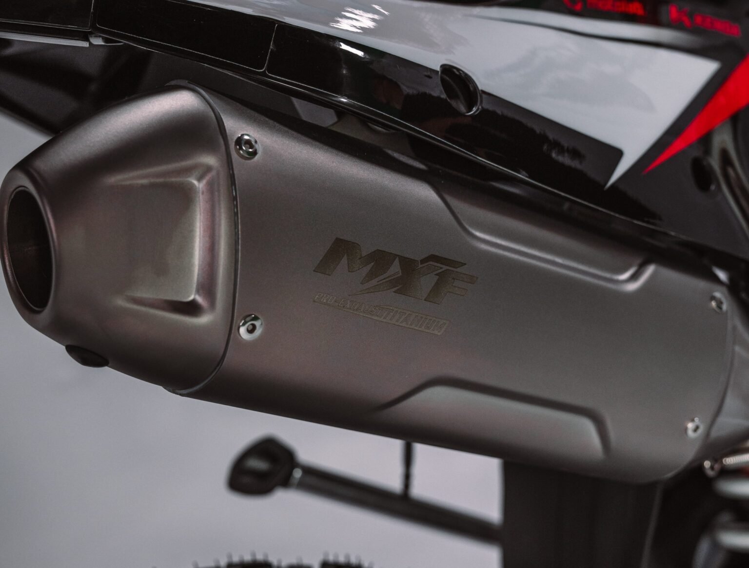 Sistema de exaustão MXF Pro-Exhaust Full Titanium em titânio da moto de competição 250 RXi-R.