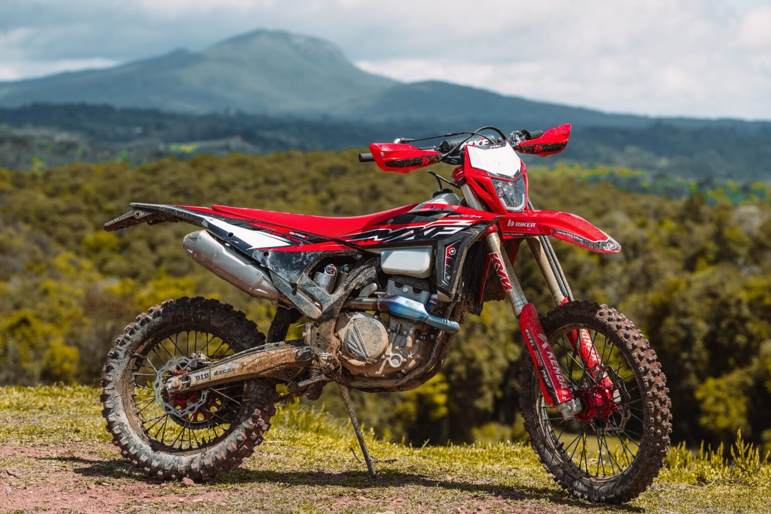 Detalhe da tração traseira da MXF 250 RXI-R com corrente DID X-Ring e pneu Kenda de alta aderência.