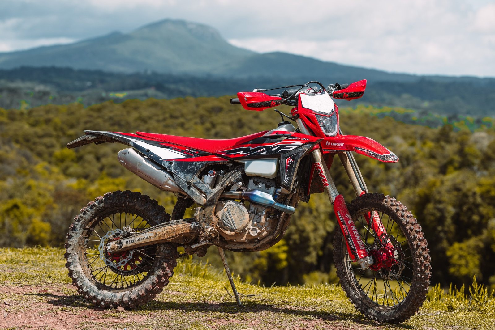 Detalhe da tração traseira da MXF 250 RXI-R com corrente DID X-Ring e pneu Kenda de alta aderência.