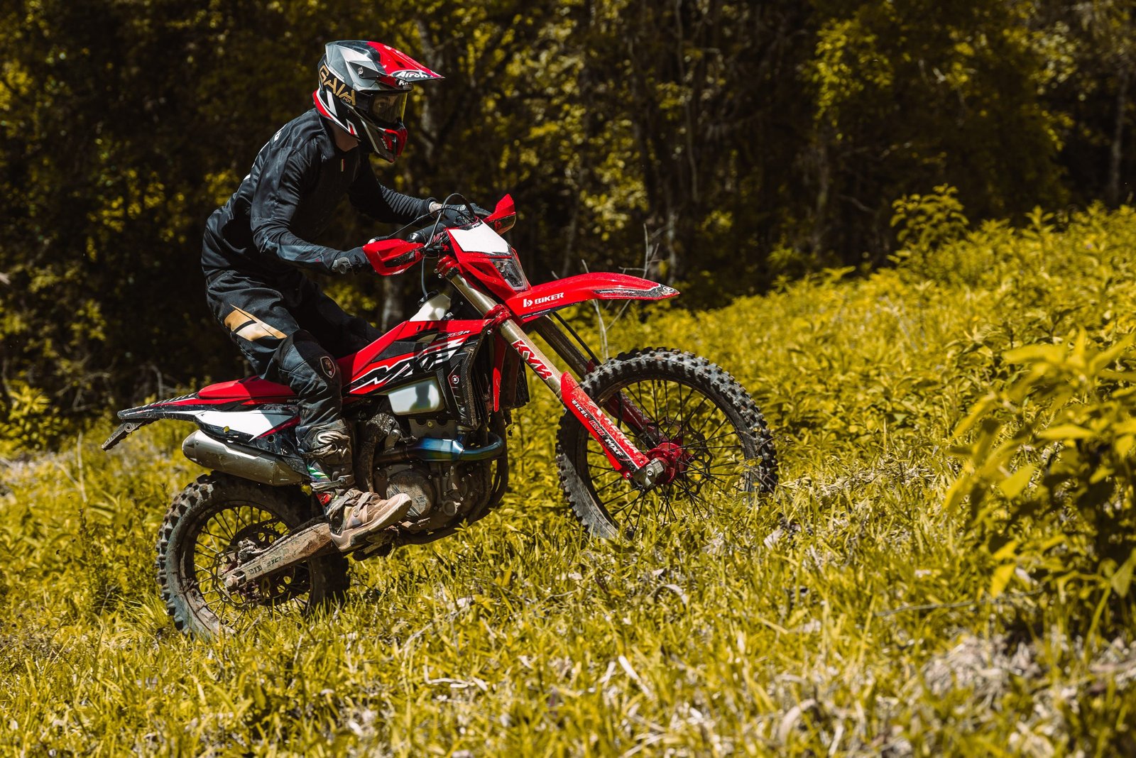 Vista lateral do quadro em aço cromo-molibdênio de alta resistência da moto MXF 250 RXI-R na Burt Motos Campinas.