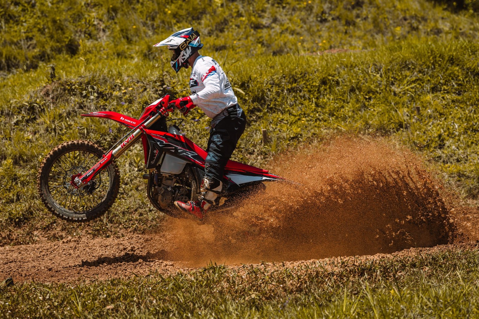 Motor monocilíndrico 250cc 4 tempos DOHC de 40.8 CV da MXF 250 RXI-R com injeção eletrônica Bosch.