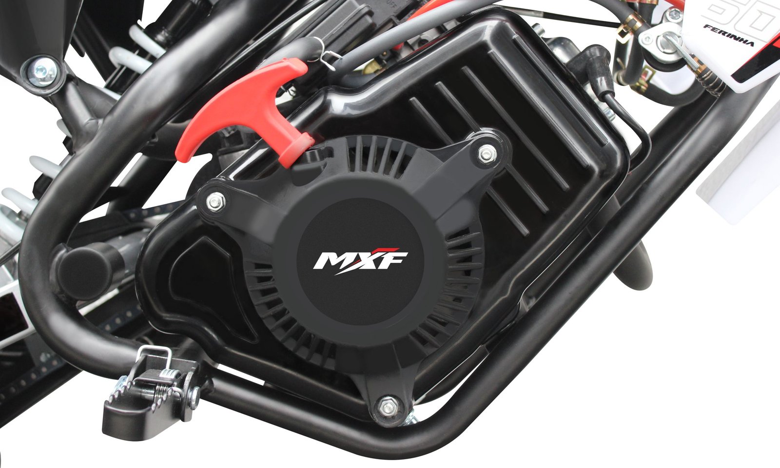 Close no motor 57cc 4 tempos da MXF Ferinha 60F, motor monocilíndrico refrigerado a ar e altamente econômico.