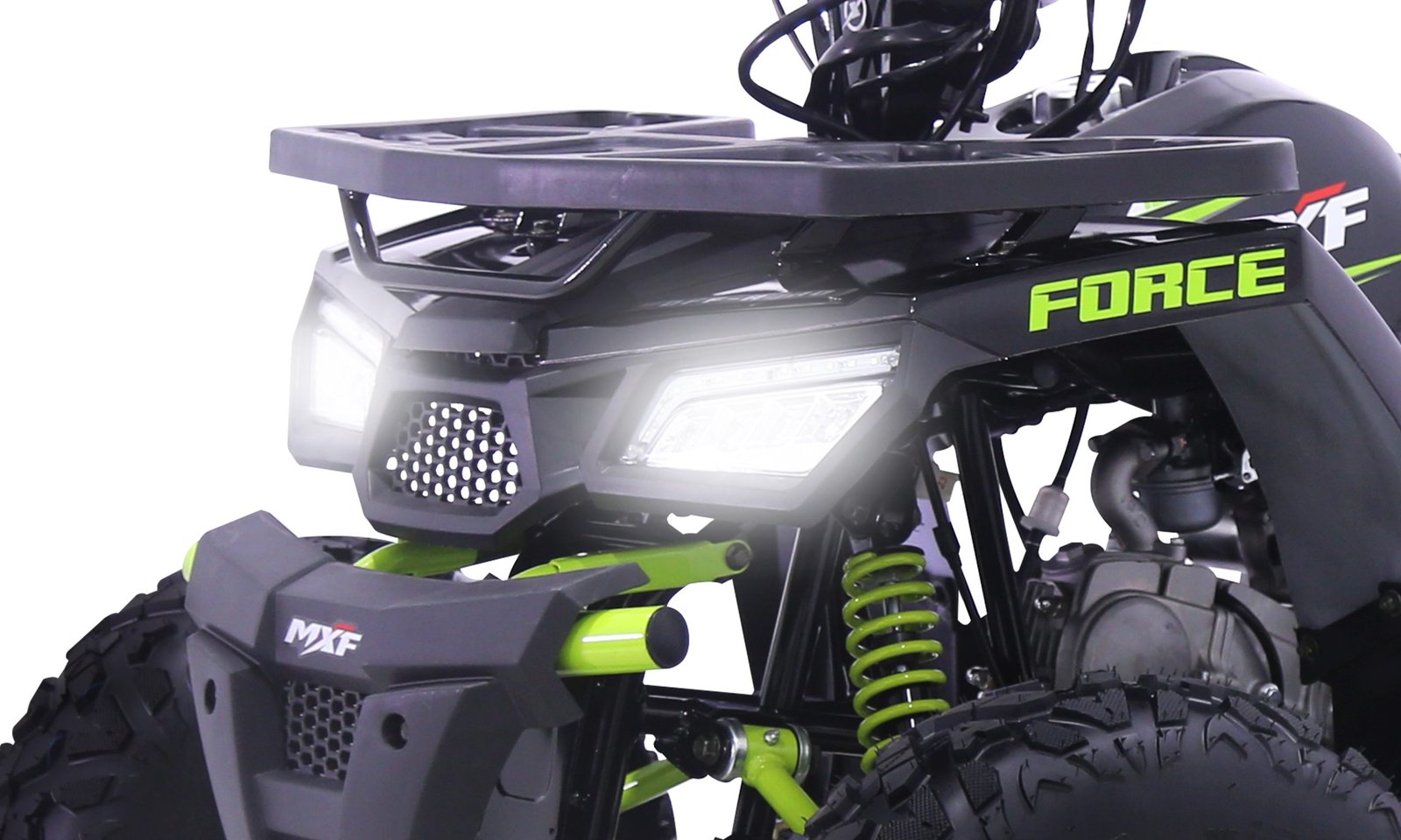 Detalhe frontal do quadriciclo MXF Force 125 com faróis de LED acesos em plano fechado.