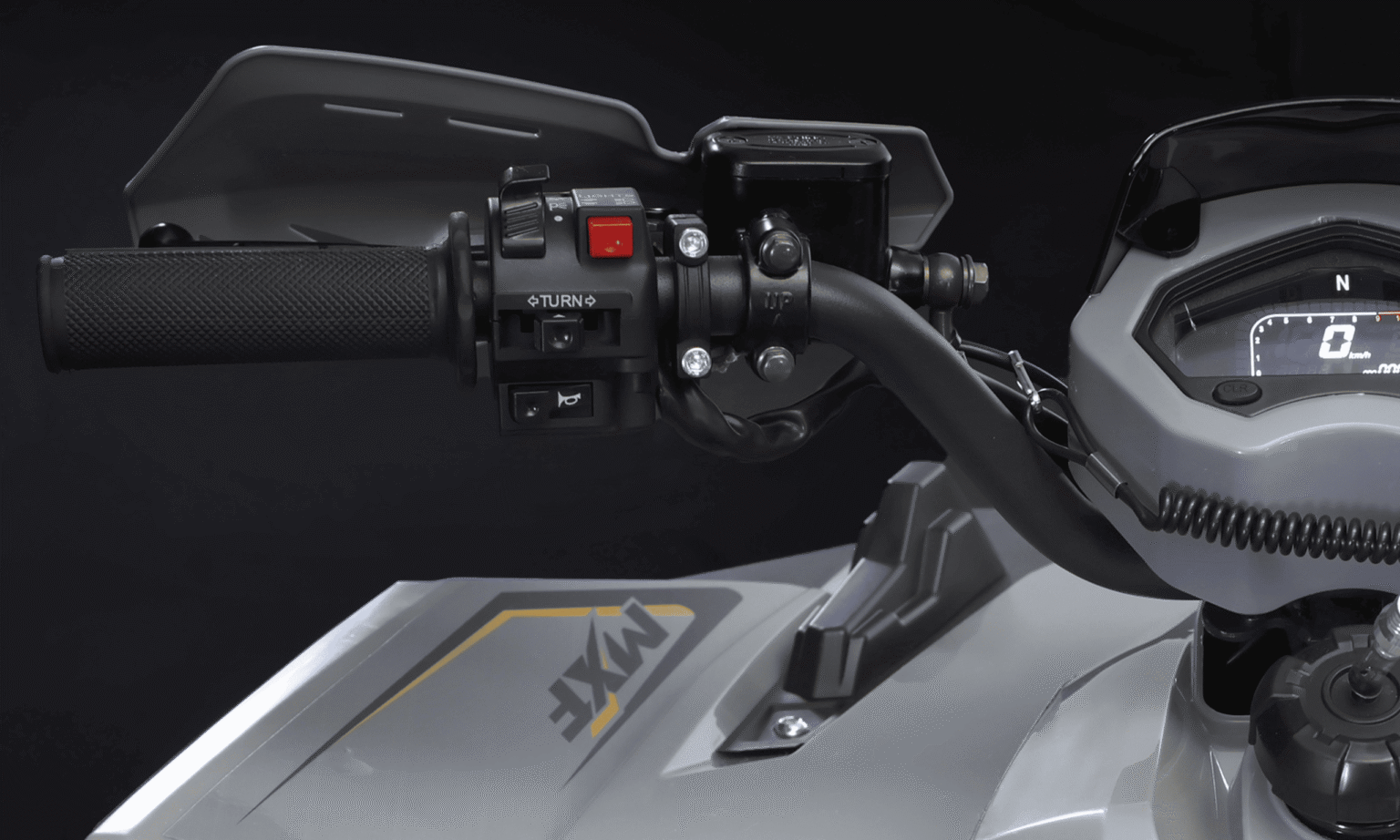 Detalhe dos comandos e botões no guidão do quadriciclo MXF Brave 150, destacando a ergonomia na MXF Burt Motos em Campinas.