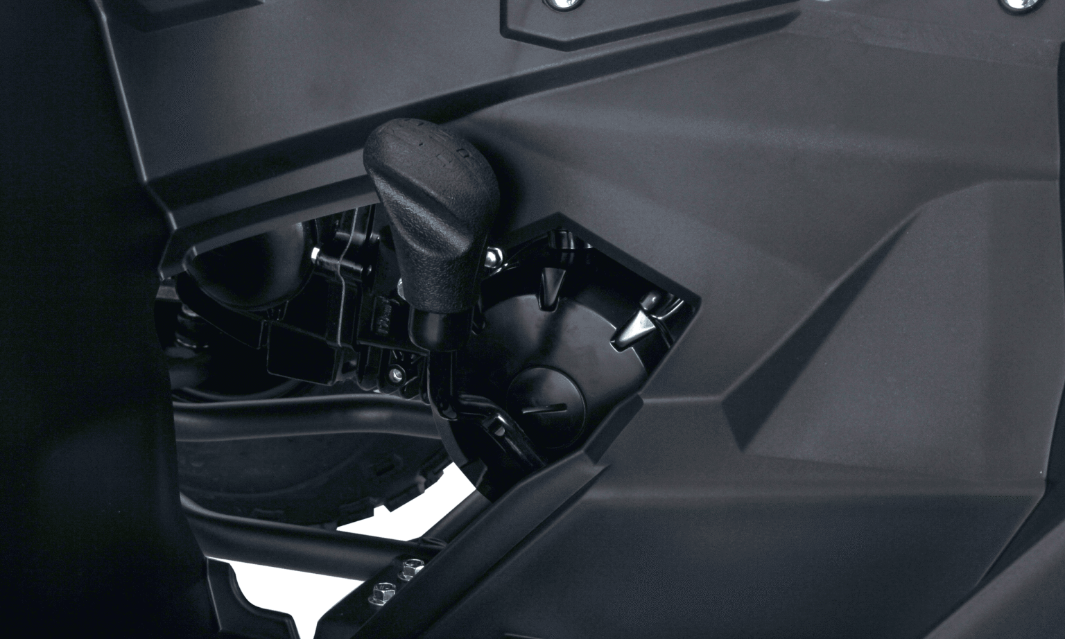 Alavanca de câmbio do quadriciclo Brave 150 da MXF, mostrando as posições de marcha Frente, Neutro e Ré (F/N/R).