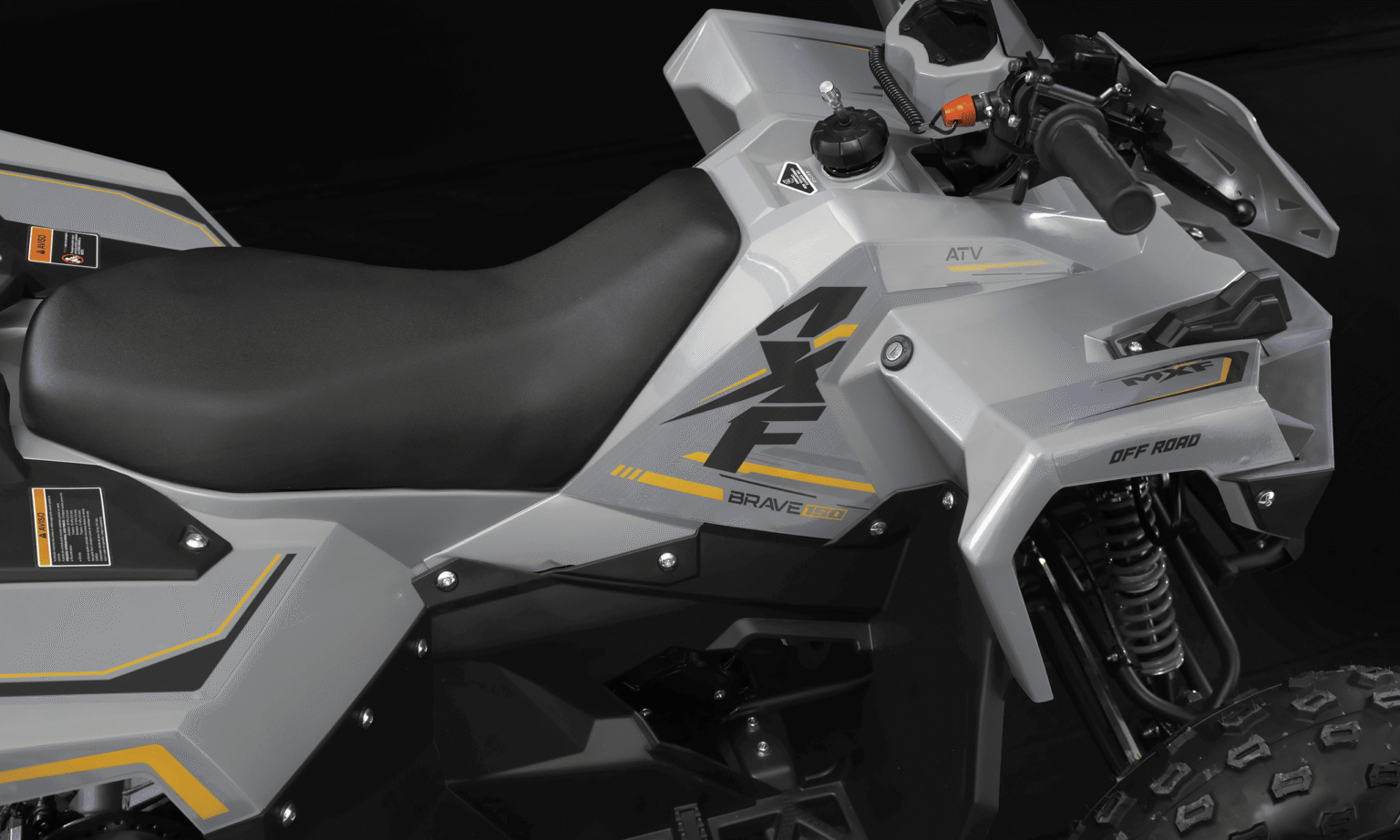 Detalhe lateral do quadriciclo MXF Brave 150 cinza com foco no grafismo "Off-Road" e motor, destacando a potência de 150cc para trilhas na MXF Burt Motos em Campinas.