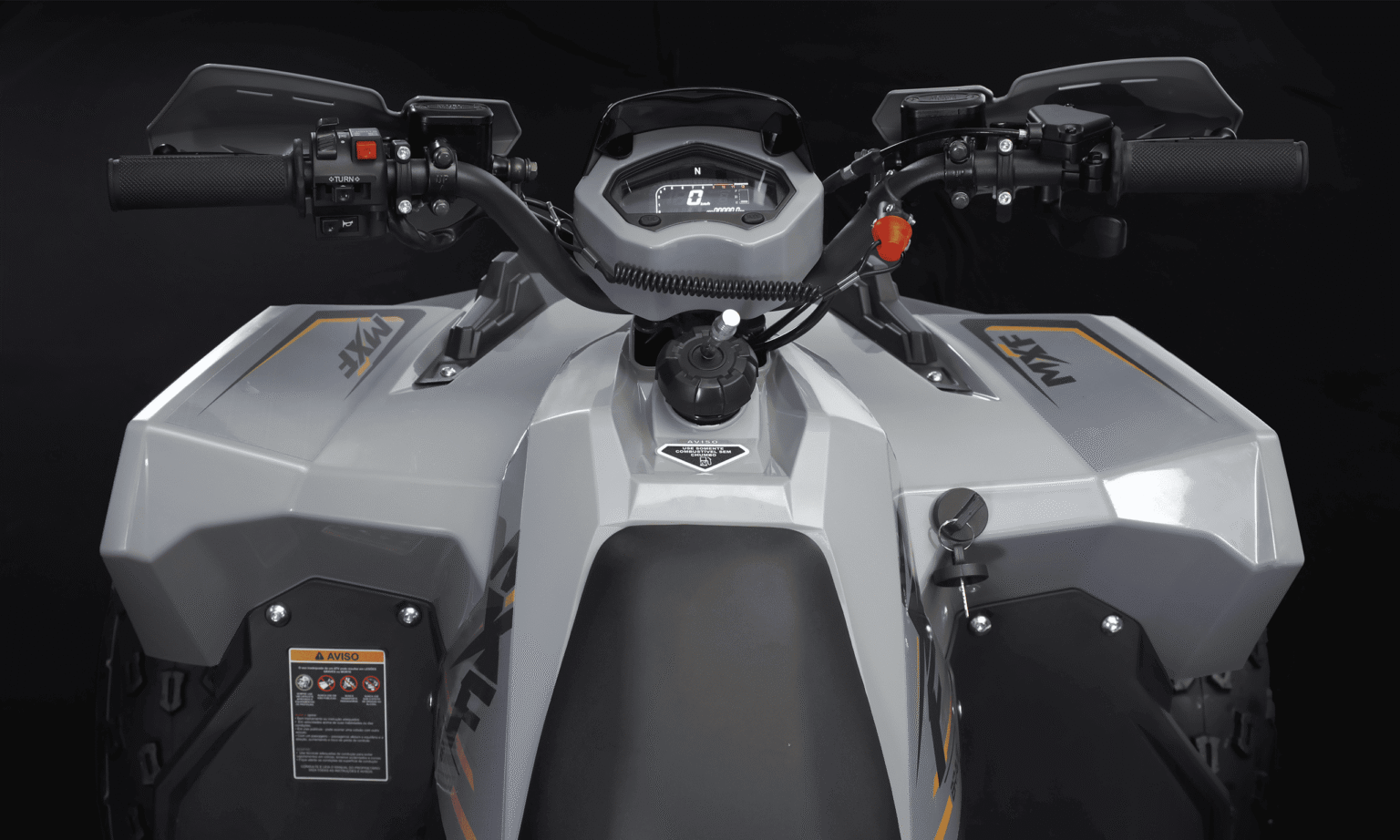 Visão superior do cockpit do quadriciclo MXF Brave 150 com painel digital de LED e guidão, disponível em Campinas.
