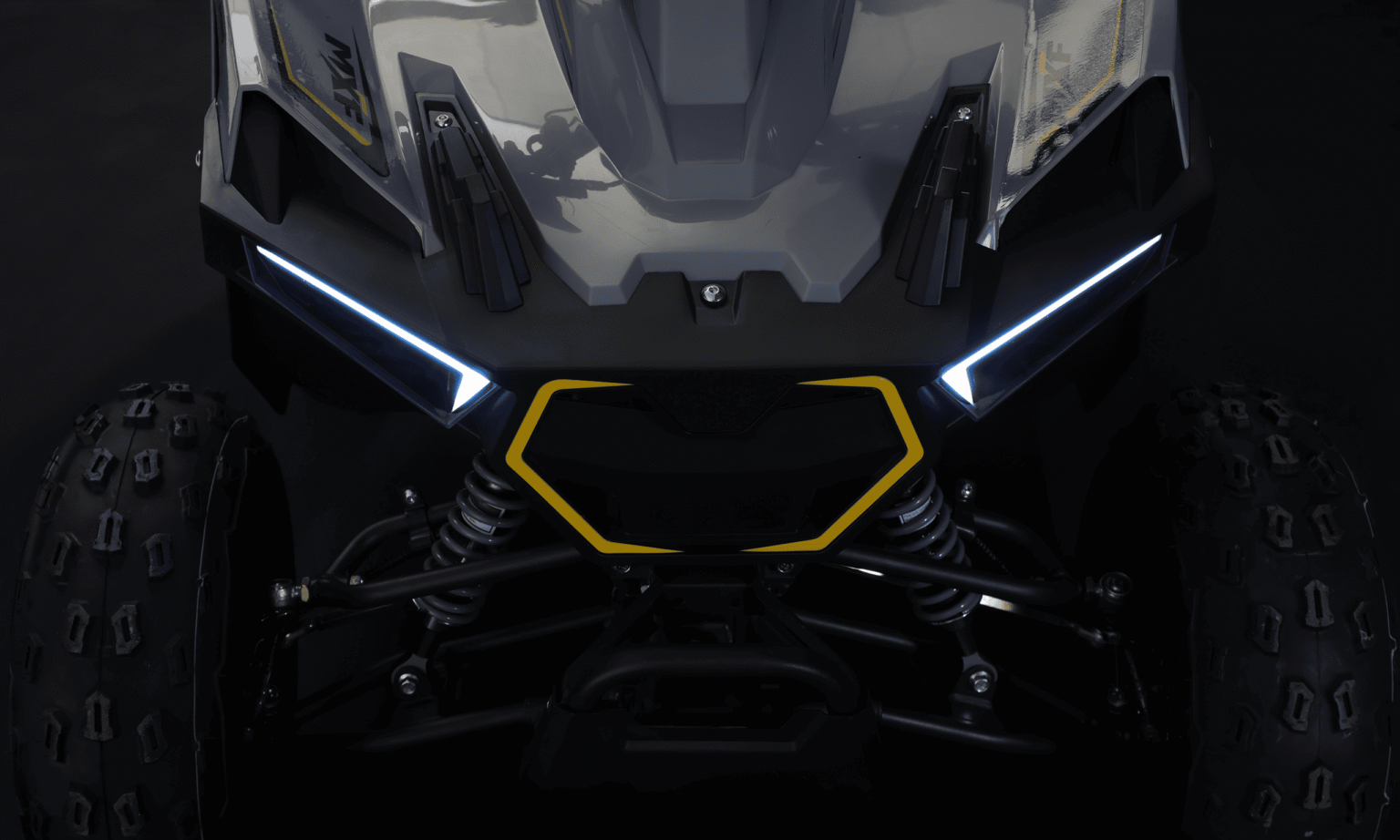 Grade frontal e faróis em LED com DRL (luz de rodagem diurna) do quadriciclo MXF Brave 150 na Burt Motos.