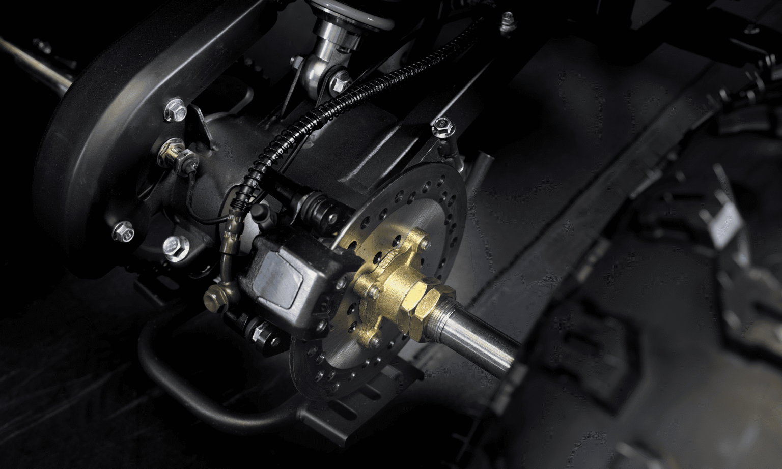 Detalhe do sistema de freio a disco hidráulico traseiro do quadriciclo MXF Brave 150.