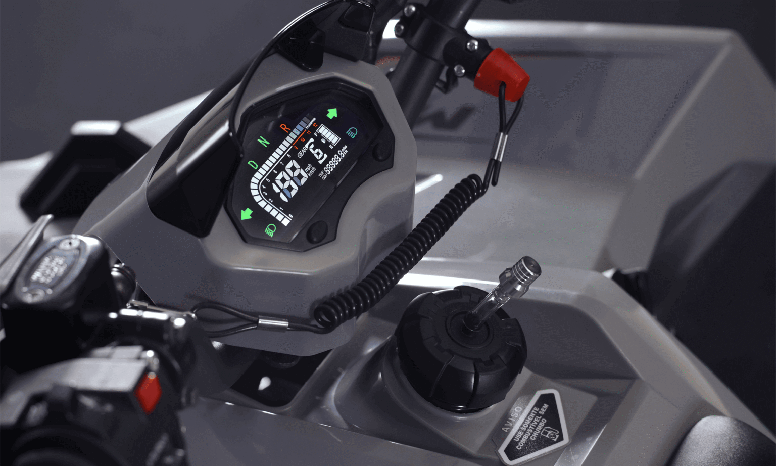 Detalhe do painel digital de LED e guidão do quadriciclo MXF Brave 150, evidenciando a tecnologia de iluminação e segurança na MXF Burt Motos em Campinas.