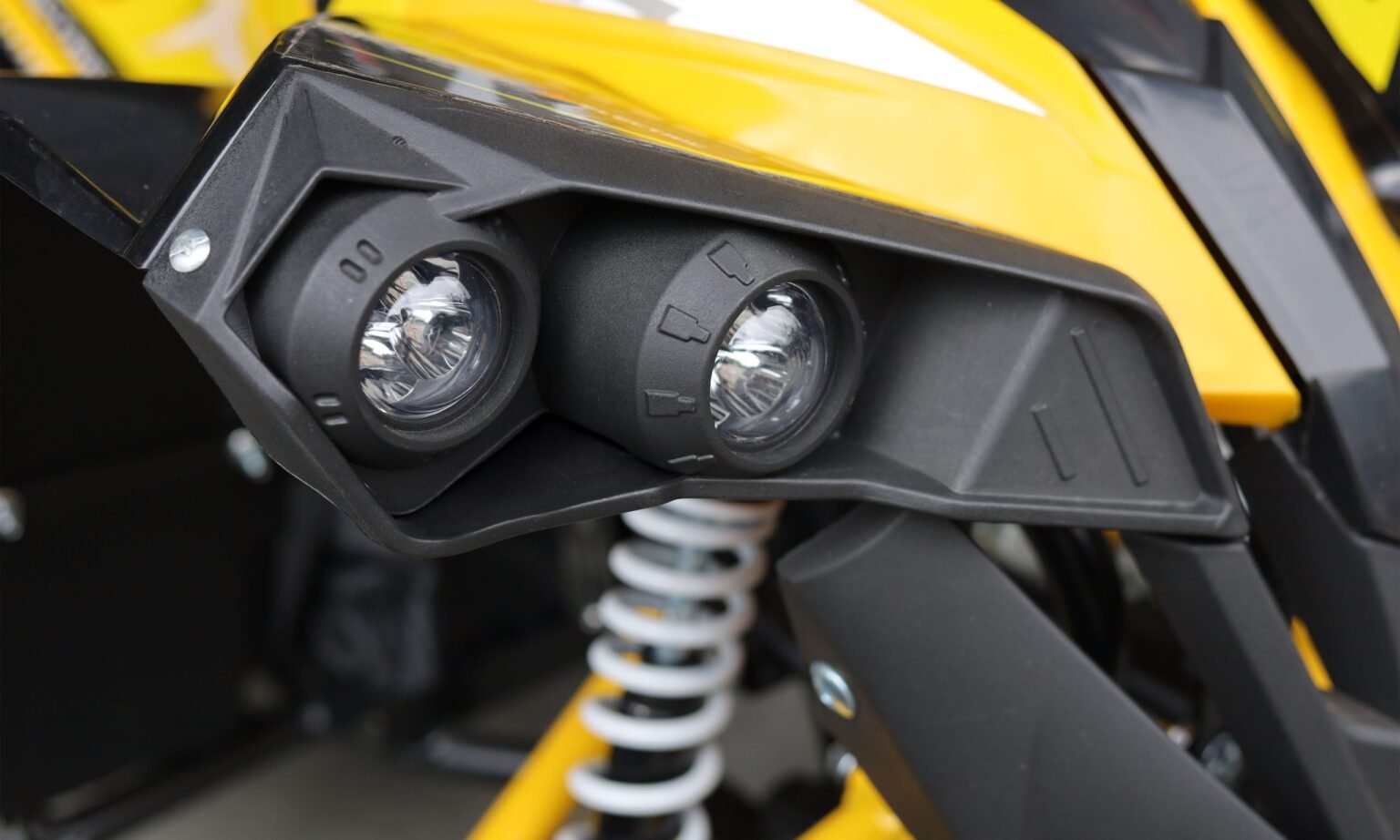Detalhe do farol de LED de alta visibilidade do mini quadriciclo elétrico MXF Thor Electric amarelo — Burt Motos Campinas.