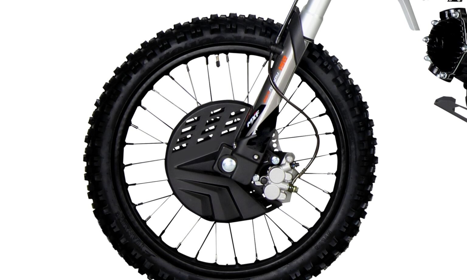 Detalhe da roda dianteira da Pit Bike MXF Pro Racing 150 RR com pneu off-road de 17 polegadas e sistema de travagem a disco de 220mm.