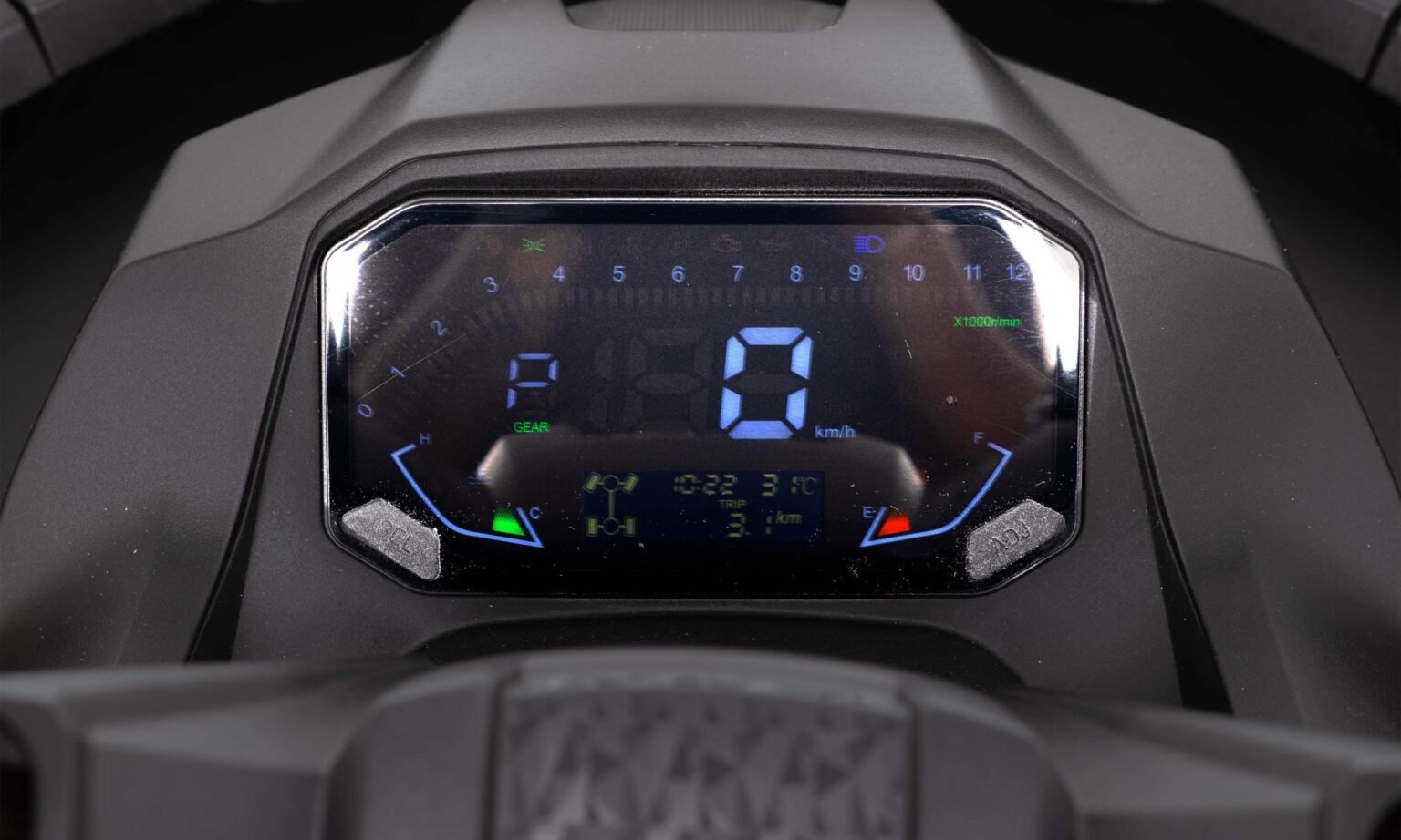 Detalhe do painel digital multifuncional do quadriciclo MXF Wolf 700L ligado, exibindo indicadores de velocidade e rotação na MXF Burt Motos em Campinas.