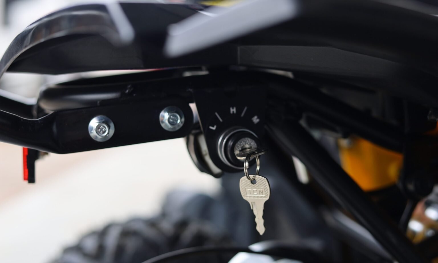 Detalhe do interruptor seletor de 3 velocidades do mini quadriciclo elétrico Thor Electric para controle parental de segurança — Burt Motos Campinas.