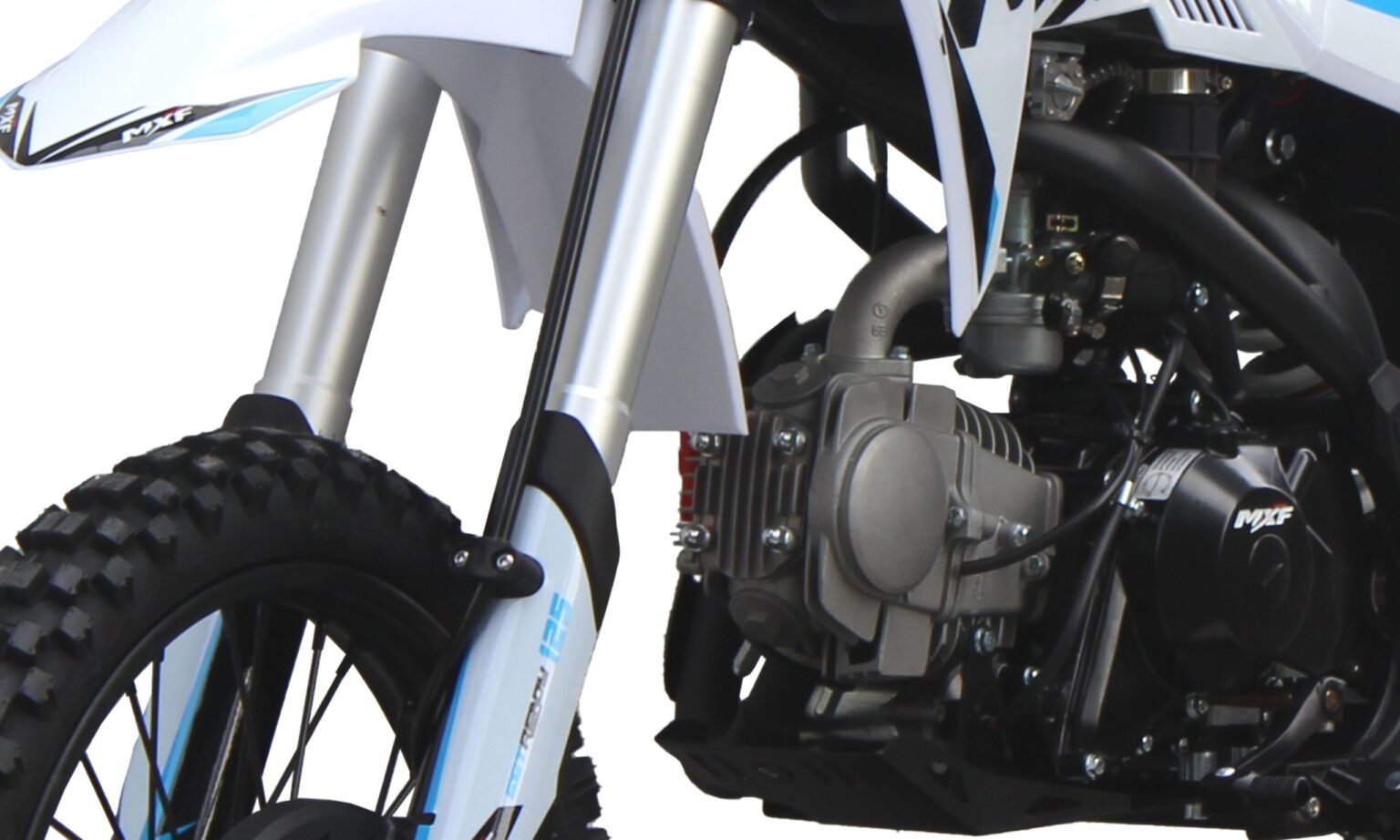 Esta é uma imagem técnica crucial, pois o motor é o "coração" da pit bike. O SEO aqui deve reforçar a confiabilidade mecânica e o desempenho mencionado no texto da seção, mantendo a relevância para a MXF Burt Motos em Campinas. Aqui está a otimização para a imagem de detalhe do motor: MXF Pro Racing 125 RR - Seção Potência e Resposta Imediata Texto Alt: Detalhe do motor monocilíndrico de 125cc e 4 tempos da pit bike MXF Pro Racing 125 RR azul, evidenciando o conjunto mecânico na MXF Burt Motos em Campinas.