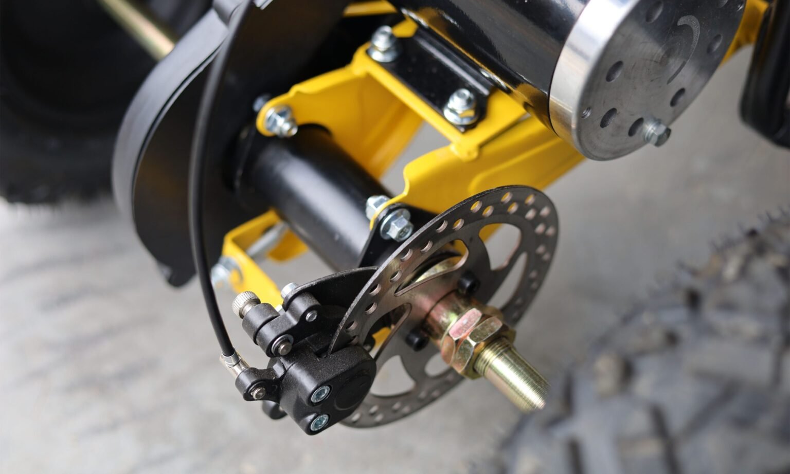 Detalhe do sistema de freio a disco mecânico do mini quadriciclo elétrico MXF Thor Electric — Burt Motos Campinas.