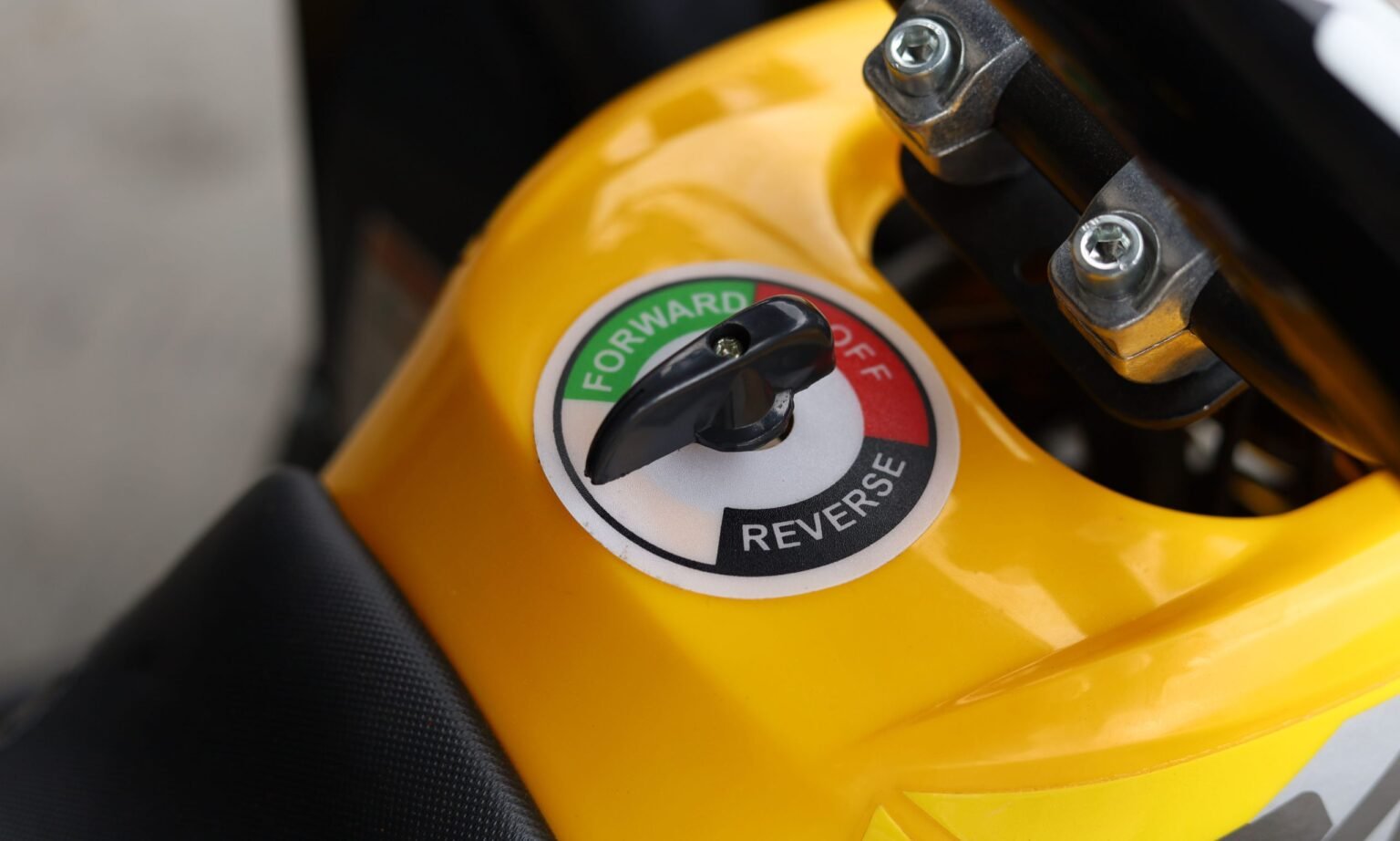 Detalhe do seletor de marcha automática com função de ré do mini quadriciclo elétrico MXF Thor Electric — Burt Motos Campinas.