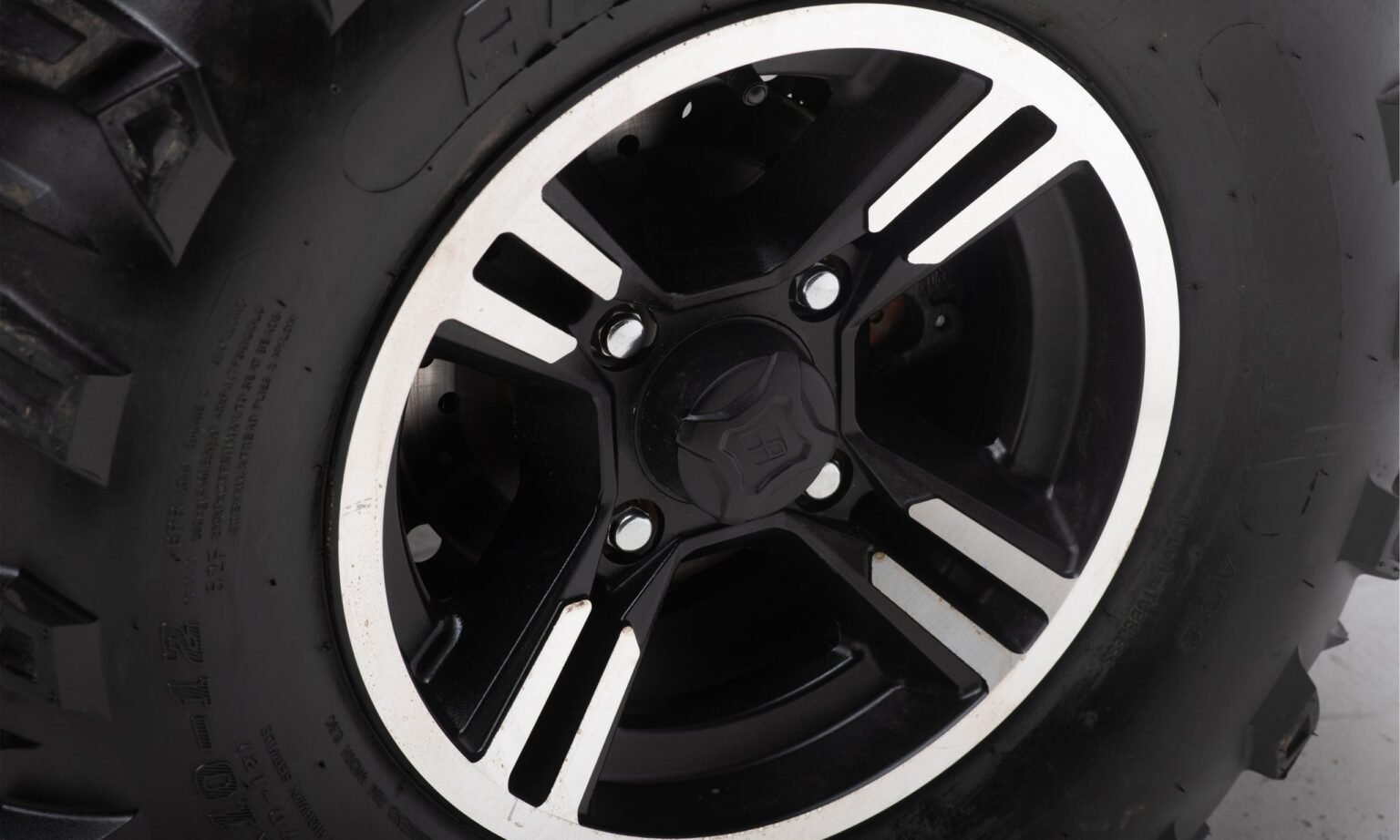 Detalhe da roda de liga leve com acabamento diamantado do quadriciclo MXF Wolf 700L, destacando o design premium na MXF Burt Motos em Campinas.