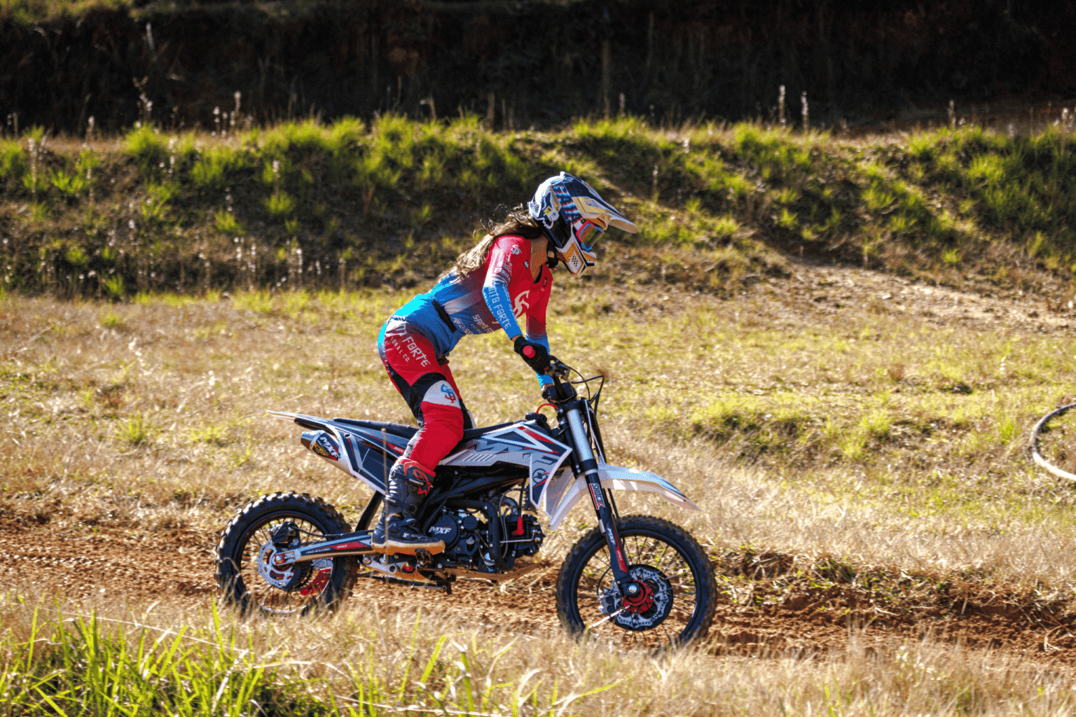 Jovem pilota em trilha técnica com a Pit Bike MXF Pro Racing 150 RR, destacando o sistema de freios de alta precisão - Burt Motos Campinas.
