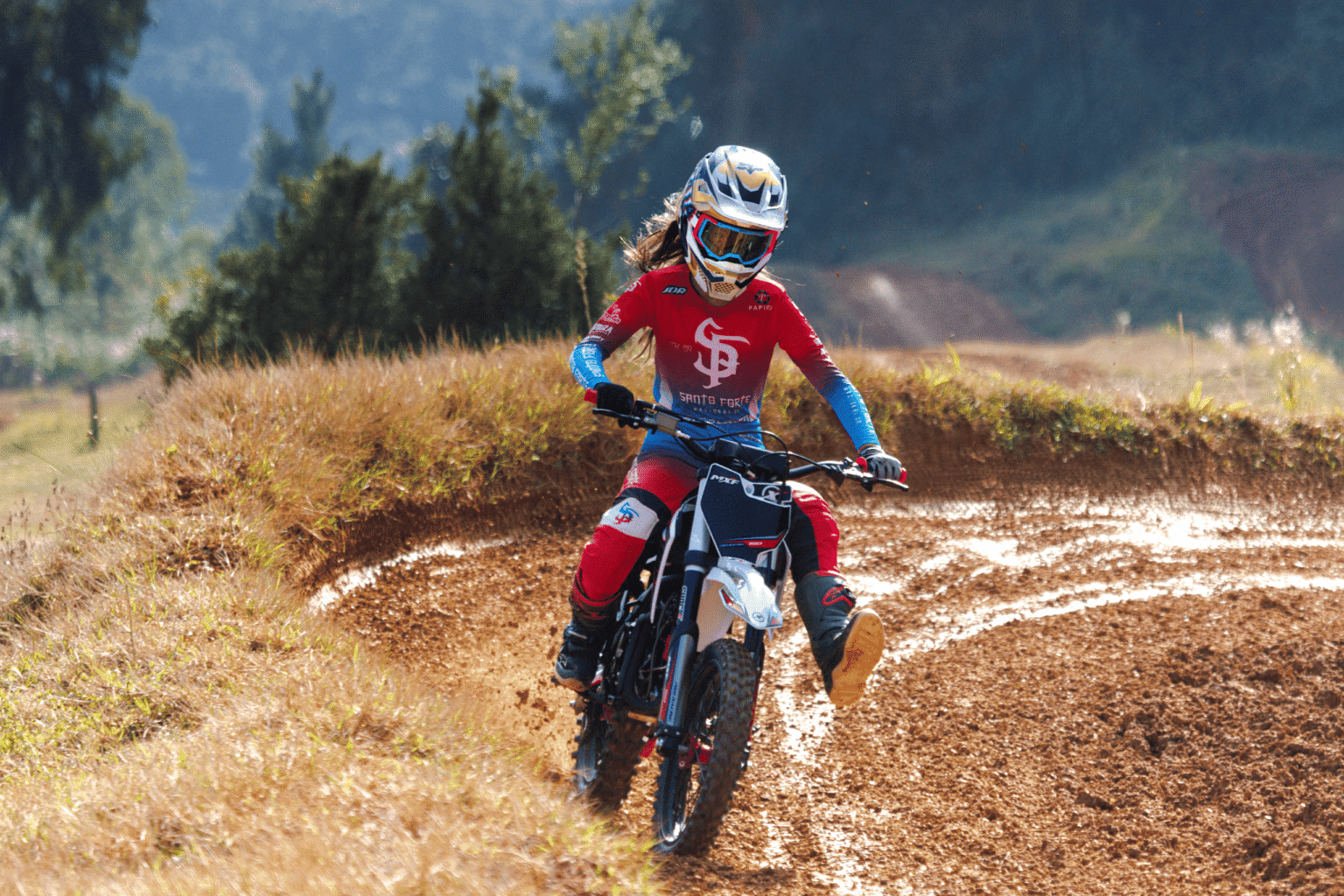 Aqui está o SEO completo e rigorosamente padronizado para a imagem da seção Arrefecimento a Óleo e Ciclística Pro, focando na composição de ação em terreno difícil que você descreveu: SEO de Imagens: PRO RACING 150 RR (Cenário Lameado) 1. Foto de Ação (Jovem Pilota na Lama) Alt Text: Jovem pilota conduzindo a Pit Bike MXF Pro Racing 150 RR em trilha off-road com lama e terreno de baixa aderência - Burt Motos Campinas.