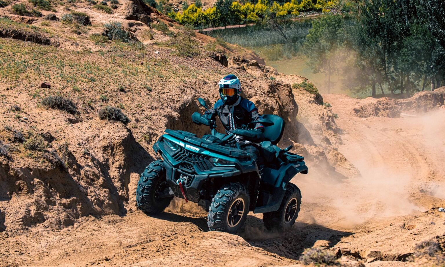 Quadriciclo MXF Wolf 700L 4x4 de alta performance em cenário off-road, destacando sua robustez e porte imponente na MXF Burt Motos em Campinas.