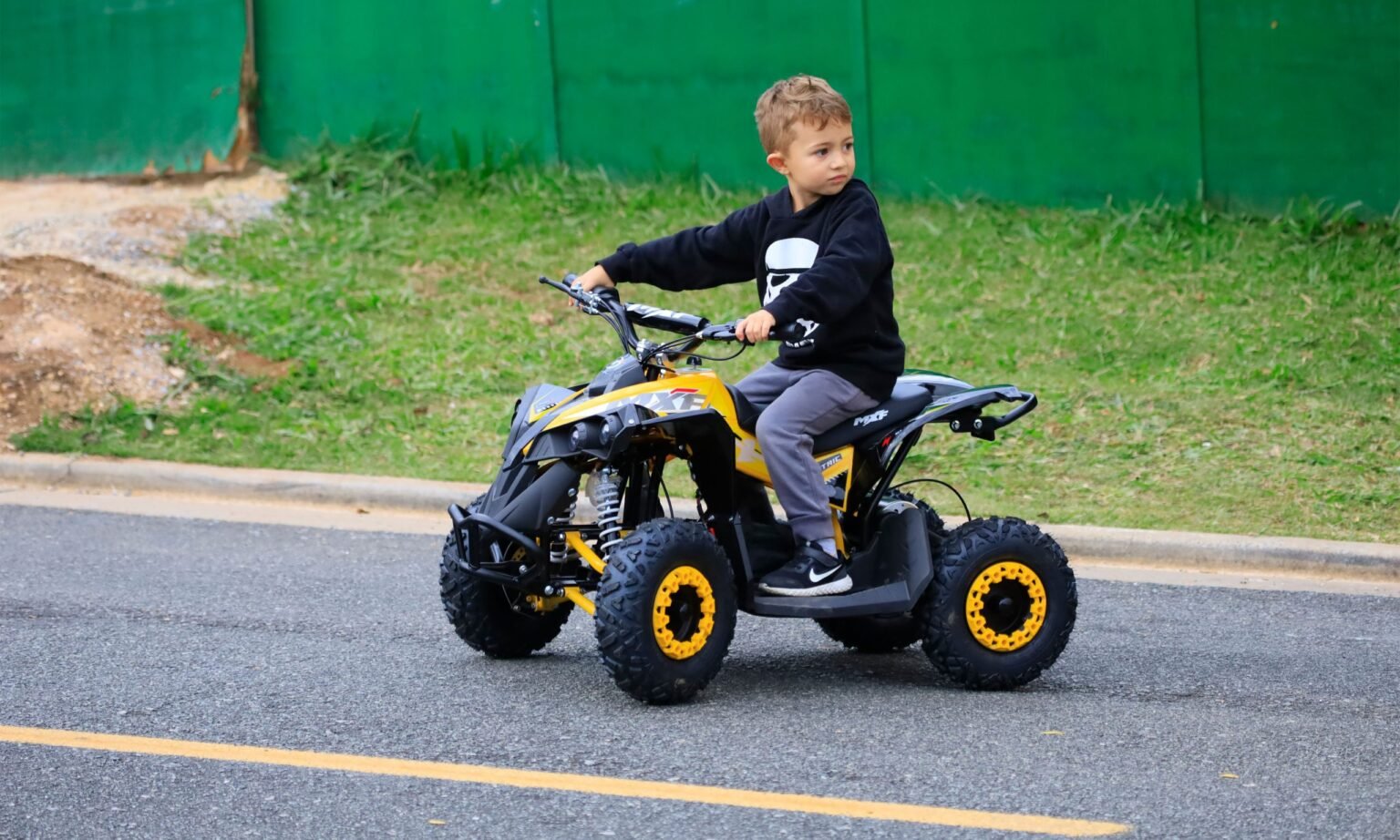 Criança pilotando o mini quadriciclo elétrico MXF Thor Electric amarelo em terreno plano, destacando a agilidade do motor de 1000W — Burt Motos Campinas.