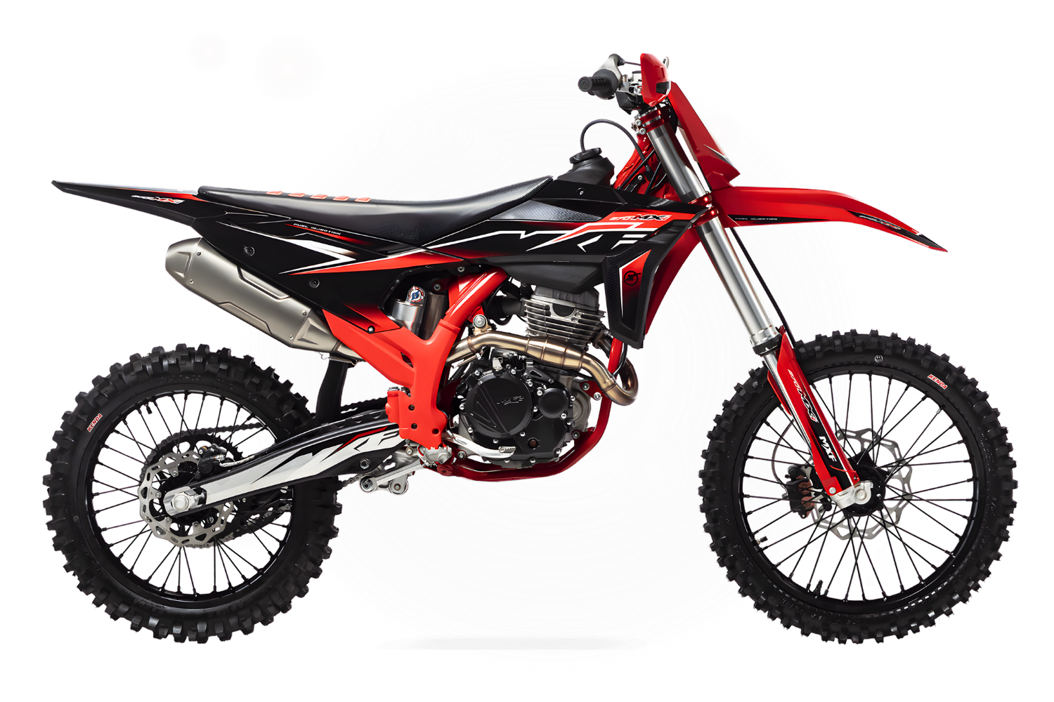 Visão lateral da moto de motocross MXF 270 MXi vermelha e preta, com motor 4 tempos de 28 cv. Moto disponível na Burt Motos em Campinas, SP.