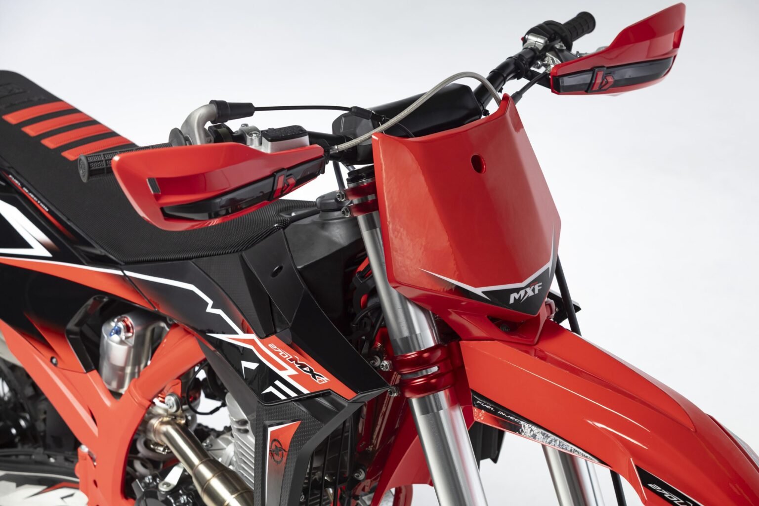 Plano fechado da parte frontal da moto MXF 270 MXi, com destaque para os protetores de mão do guidão. Encontre na Burt Motos em Campinas,