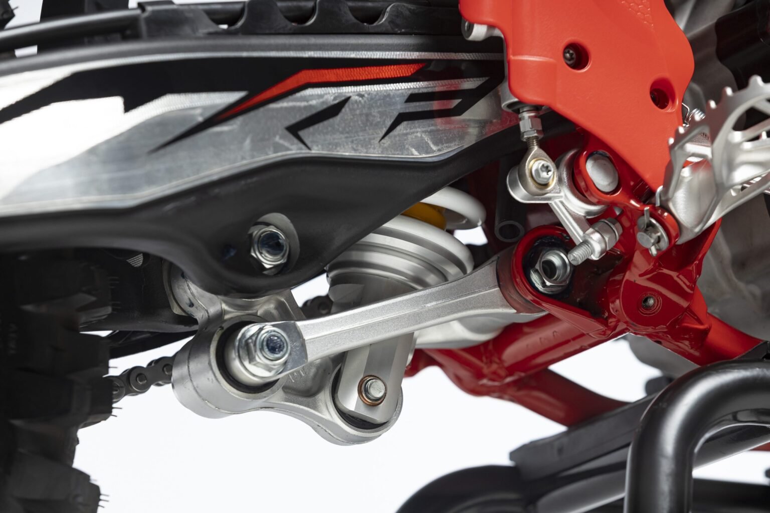 Detalhe da articulação inferior da suspensão e componentes da ciclística da MXF 270 MXi. Estrutura de alta resistência disponível na Burt Motos, Campinas.