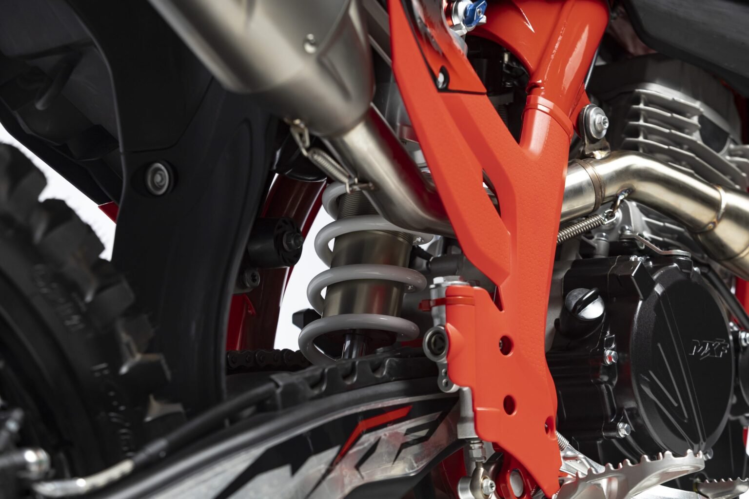 Detalhe do amortecedor da suspensão traseira da MXF 270 MXi, com regulagem de pré-carga. Moto preparada para motocross na Burt Motos em Campinas.