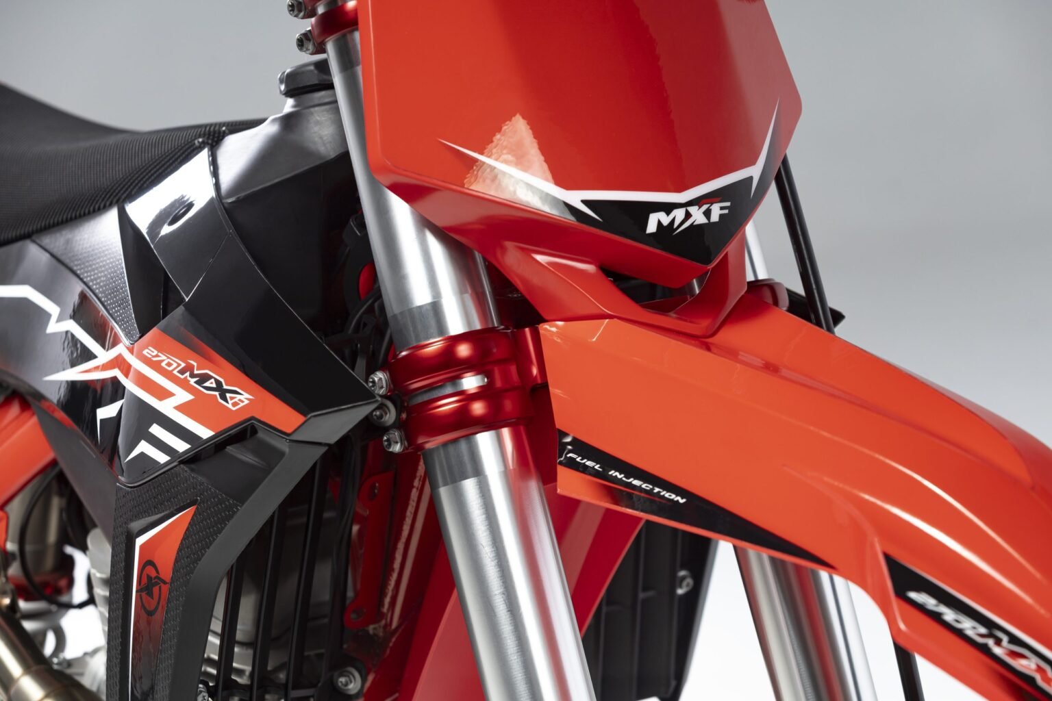 Visão geral da frente e da robusta suspensão dianteira invertida de 48 mm da MXF 270 MXi. Disponível na Burt Motos em Campinas, São Paulo.