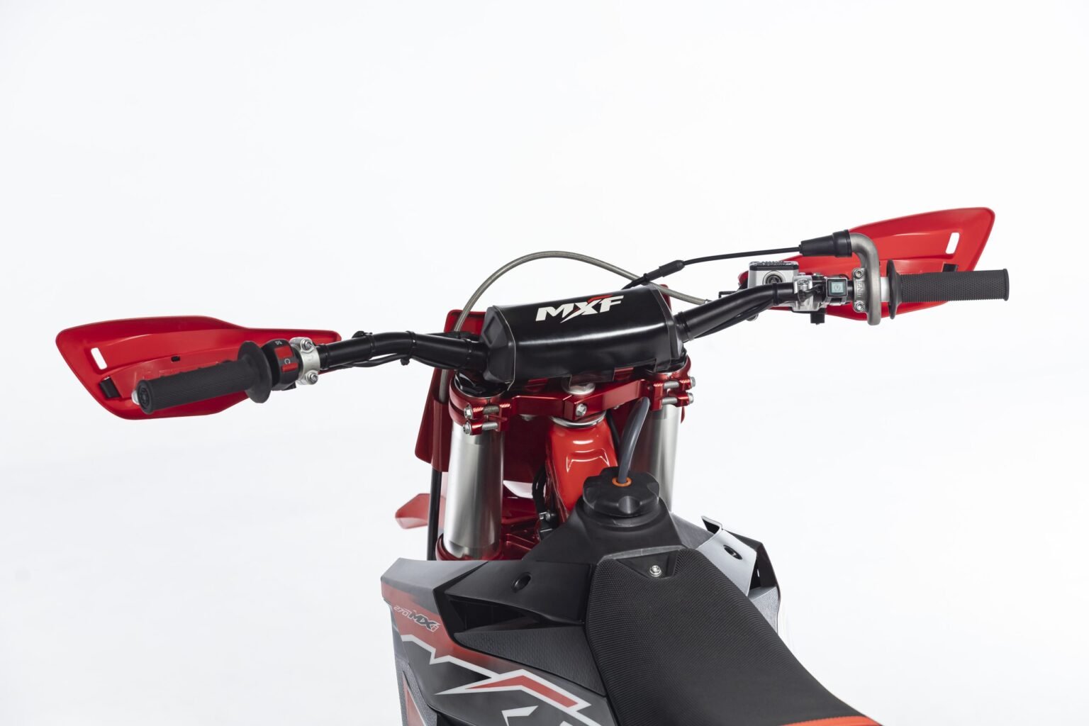 Visão superior do posto de pilotagem, mostrando o guidão e o tanque de combustível da MXF 270 MXi. Ergonomia esportiva na Burt Motos, Campinas, SP.